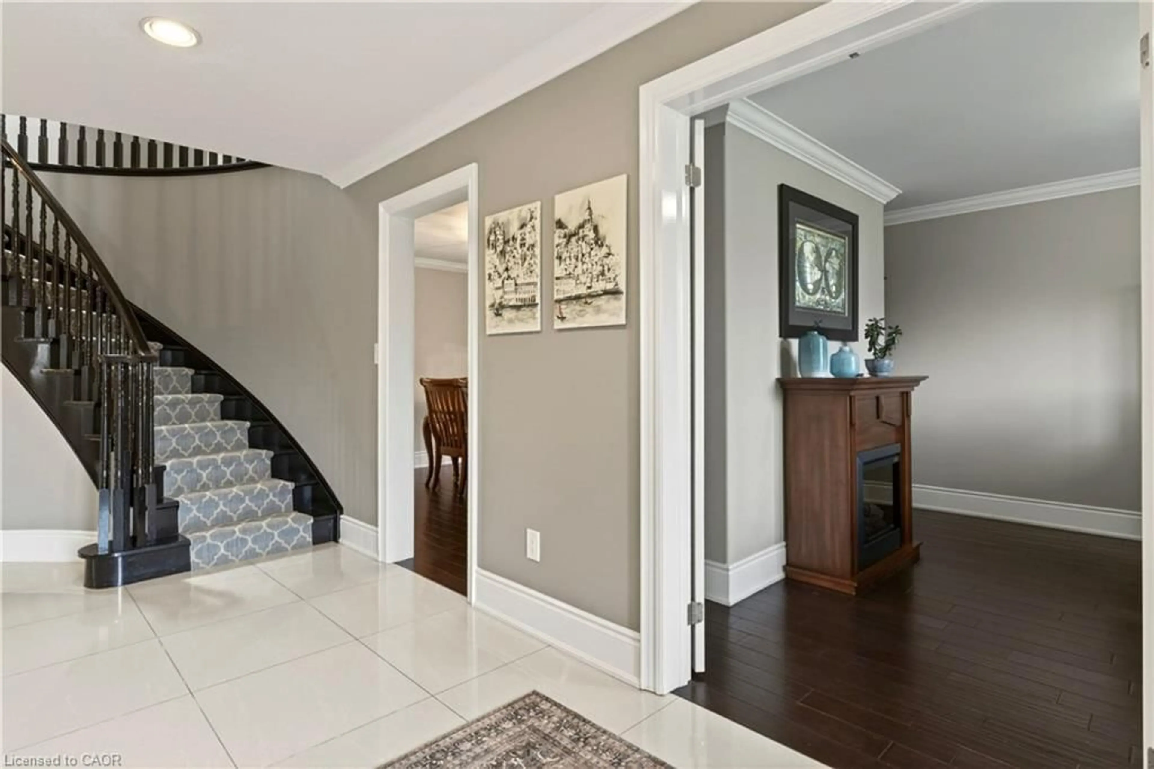 Indoor entryway for 12 Aries Crt, Hamilton Ontario L8W 3C8