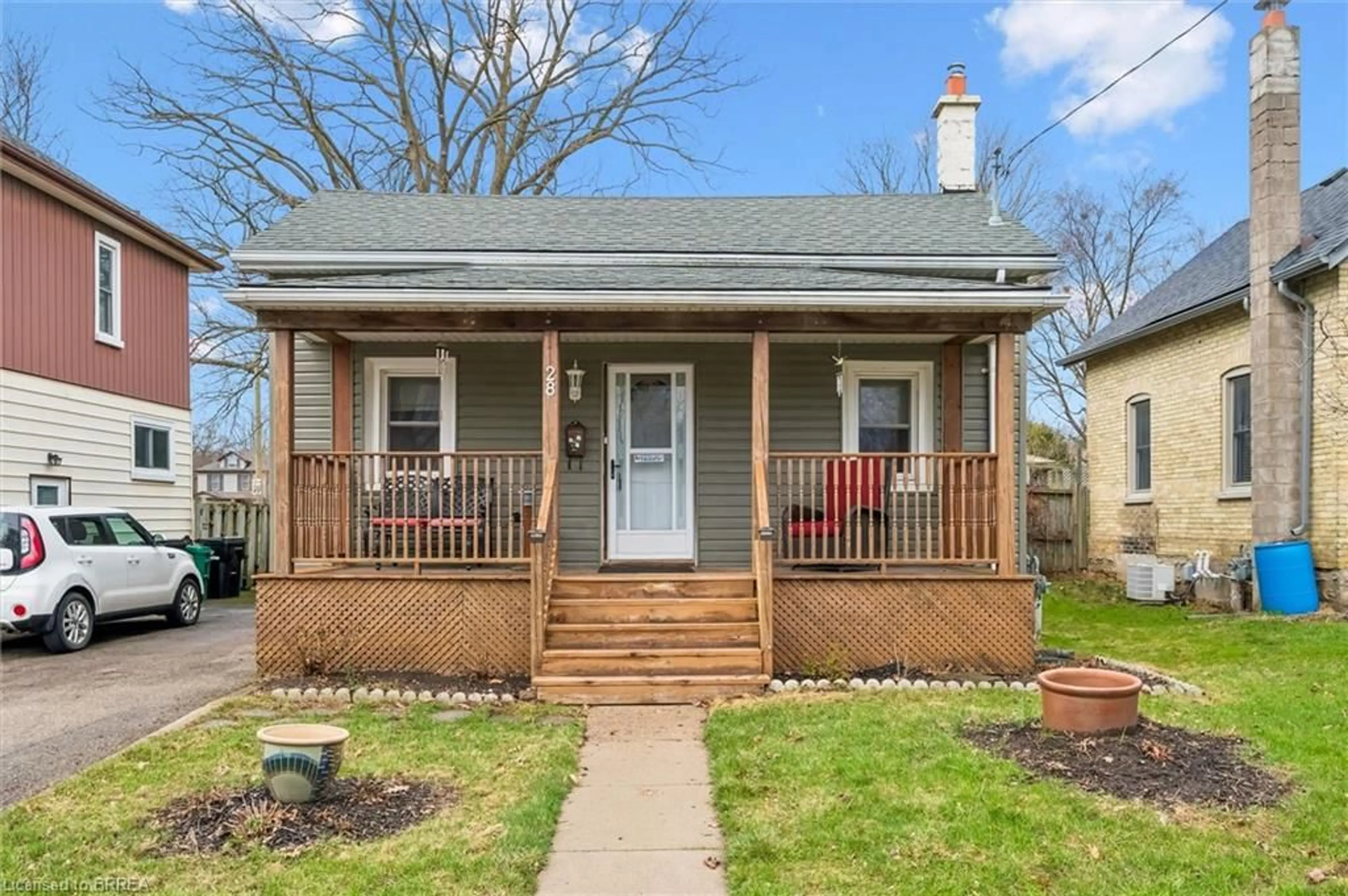 Home with vinyl exterior material, street for 28 Davidson St, Cambridge Ontario N1S 2T9