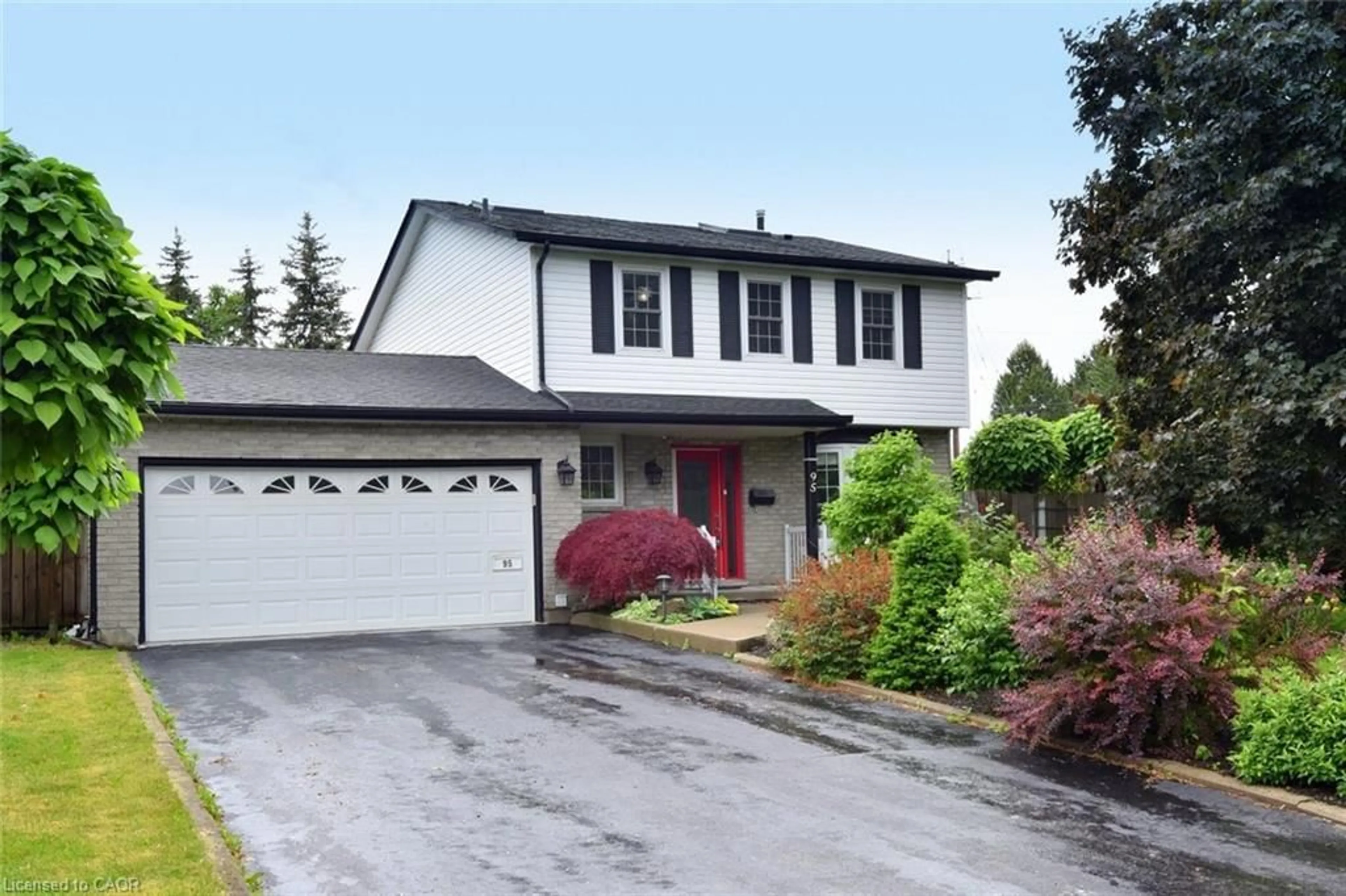 Home with vinyl exterior material, street for 95 Birchpark Dr, Grimsby Ontario L3M 4M9