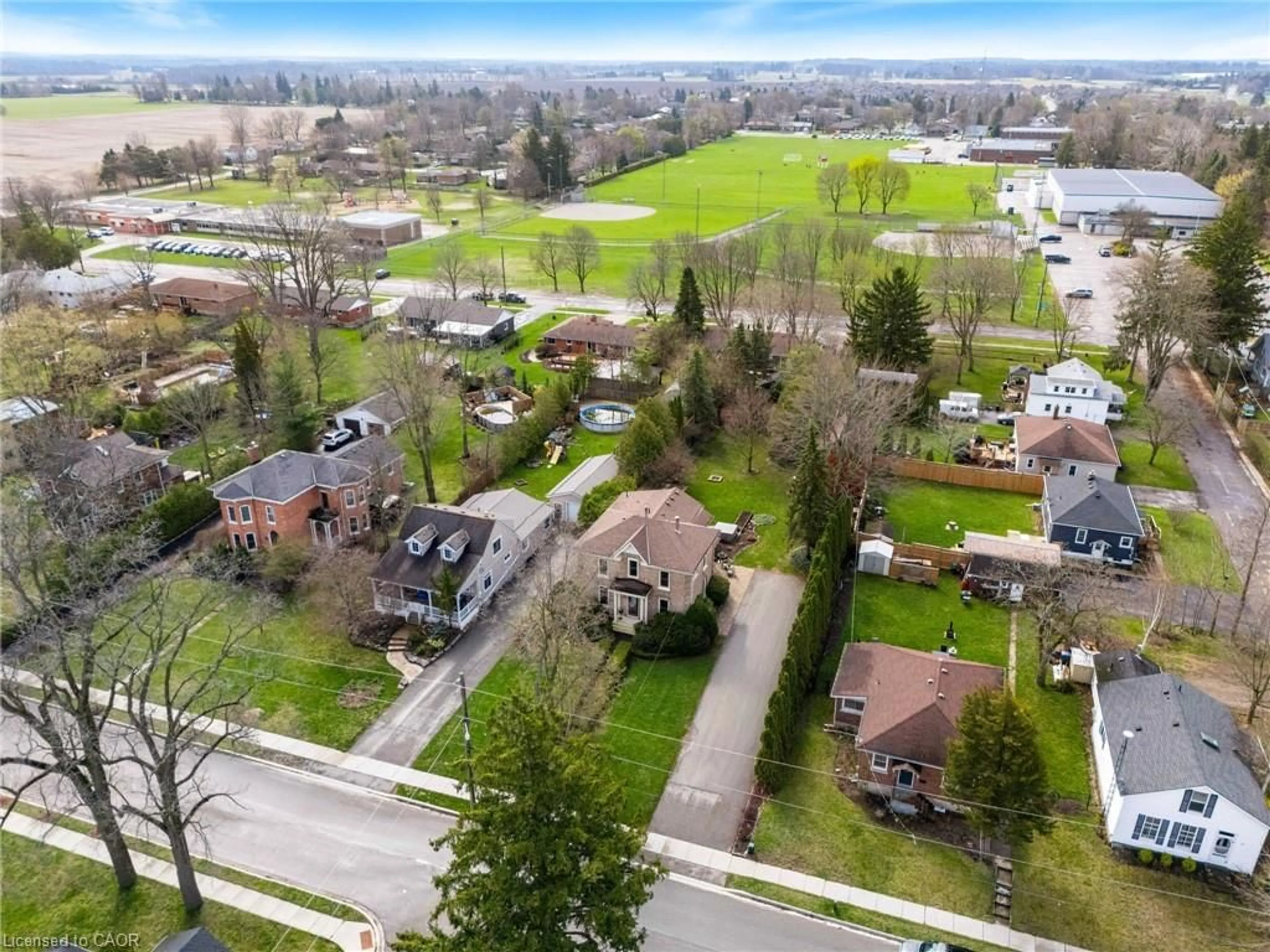 A pic from outside/outdoor area/front of a property/back of a property/a pic from drone, street for 48 Temperance St, Waterford Ontario N0E 1Y0