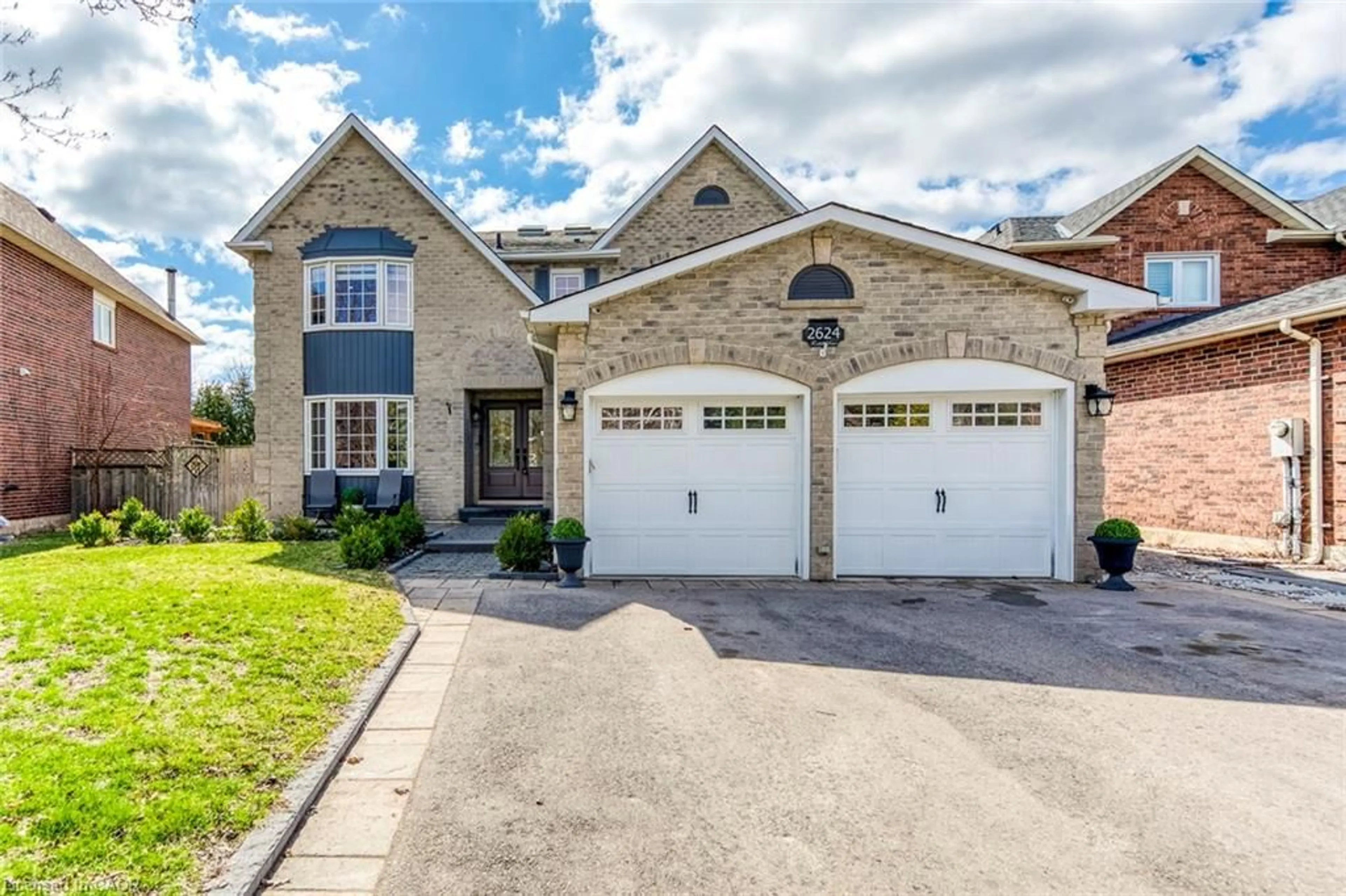 Home with brick exterior material, street for 2624 Fonthill Dr, Oakville Ontario L6J 6Y7