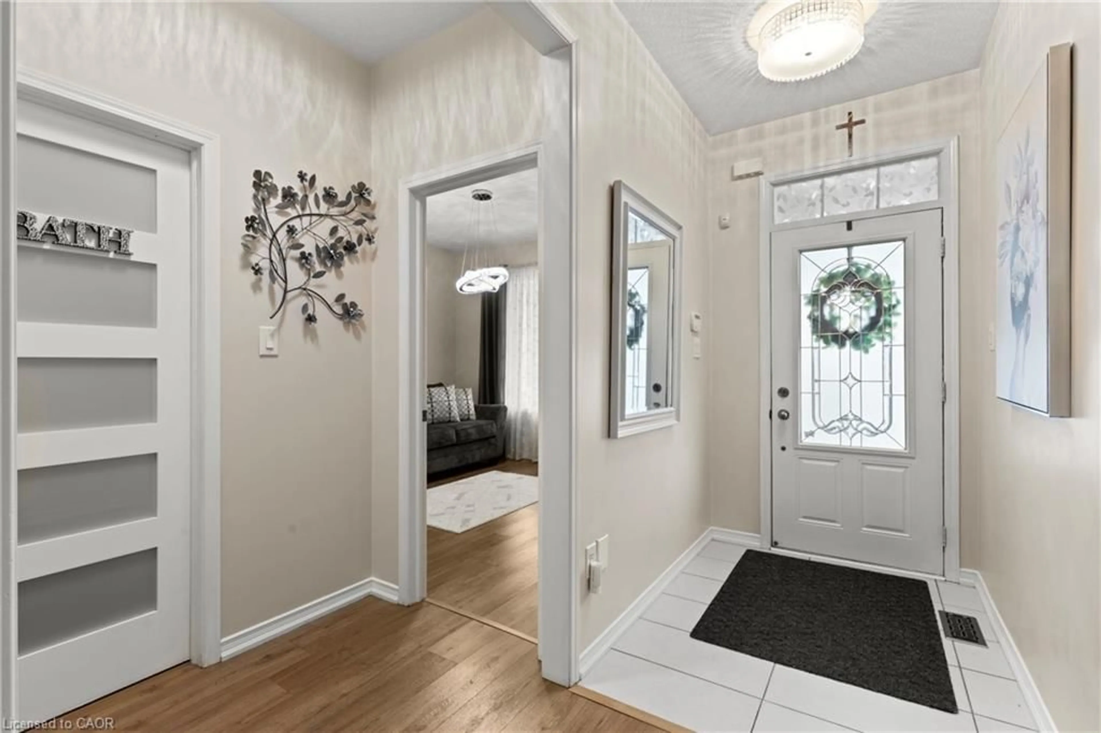 Indoor entryway for 8424 Mulberry Dr, Niagara Falls Ontario L2H 0K4