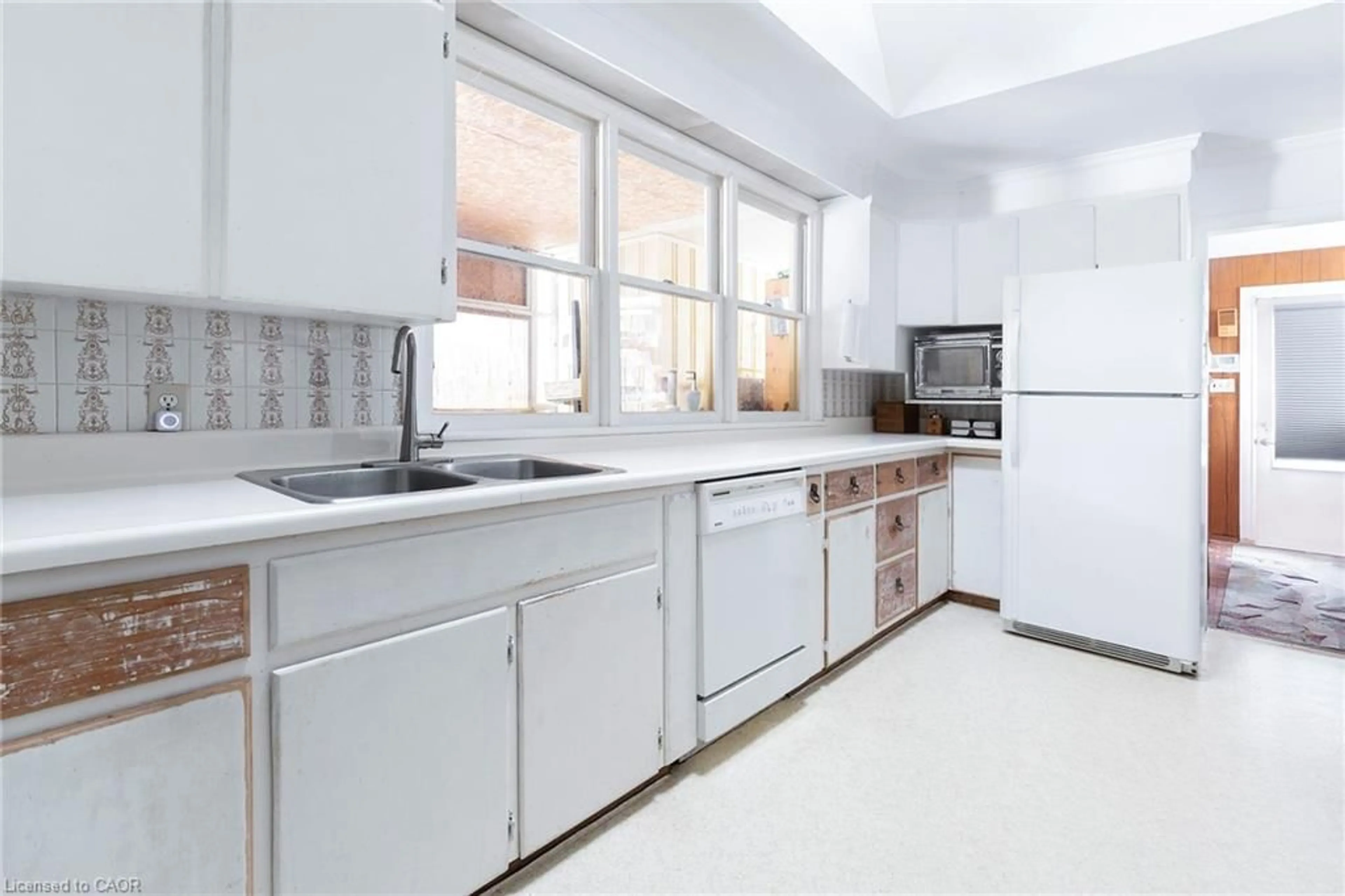 Standard kitchen, ceramic/tile floor for 5 Homestead Ave, Dundas Ontario L9H 5Y6