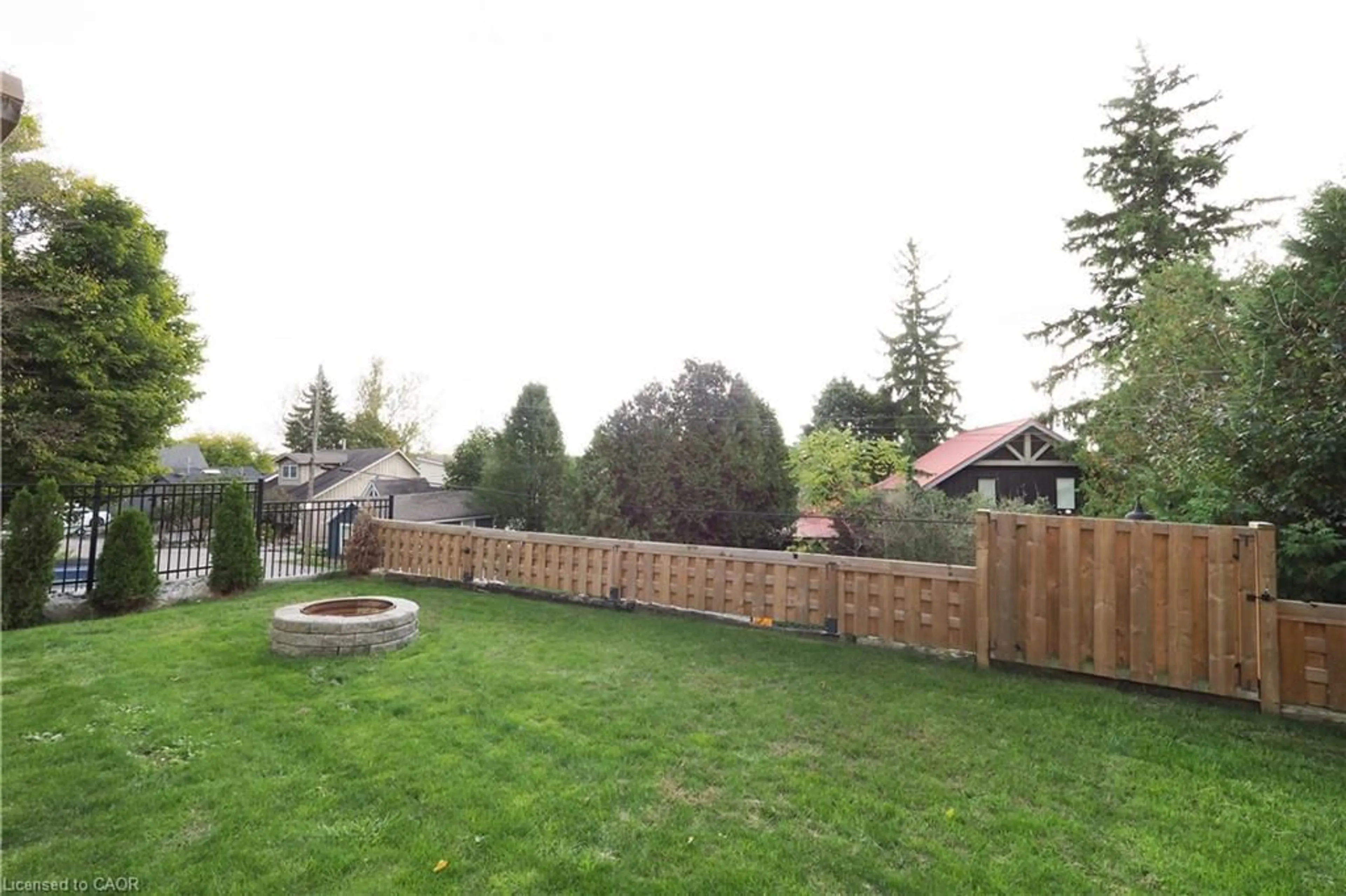Patio, mountain view for 50 Holly Trail, Puslinch Ontario N3C 2V4