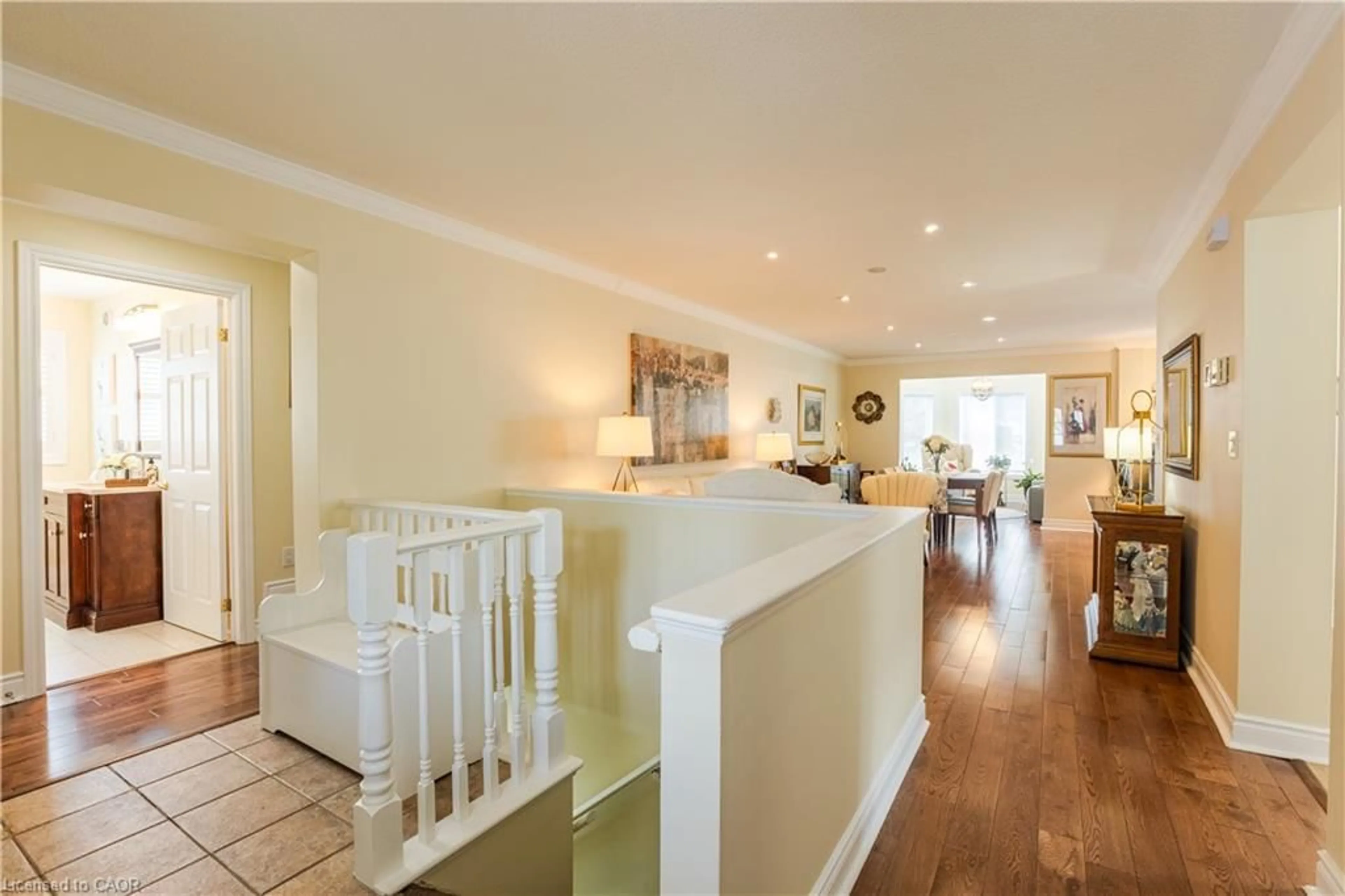 Indoor foyer for 120 Glenariff Dr, Flamborough Ontario L8B 1A5