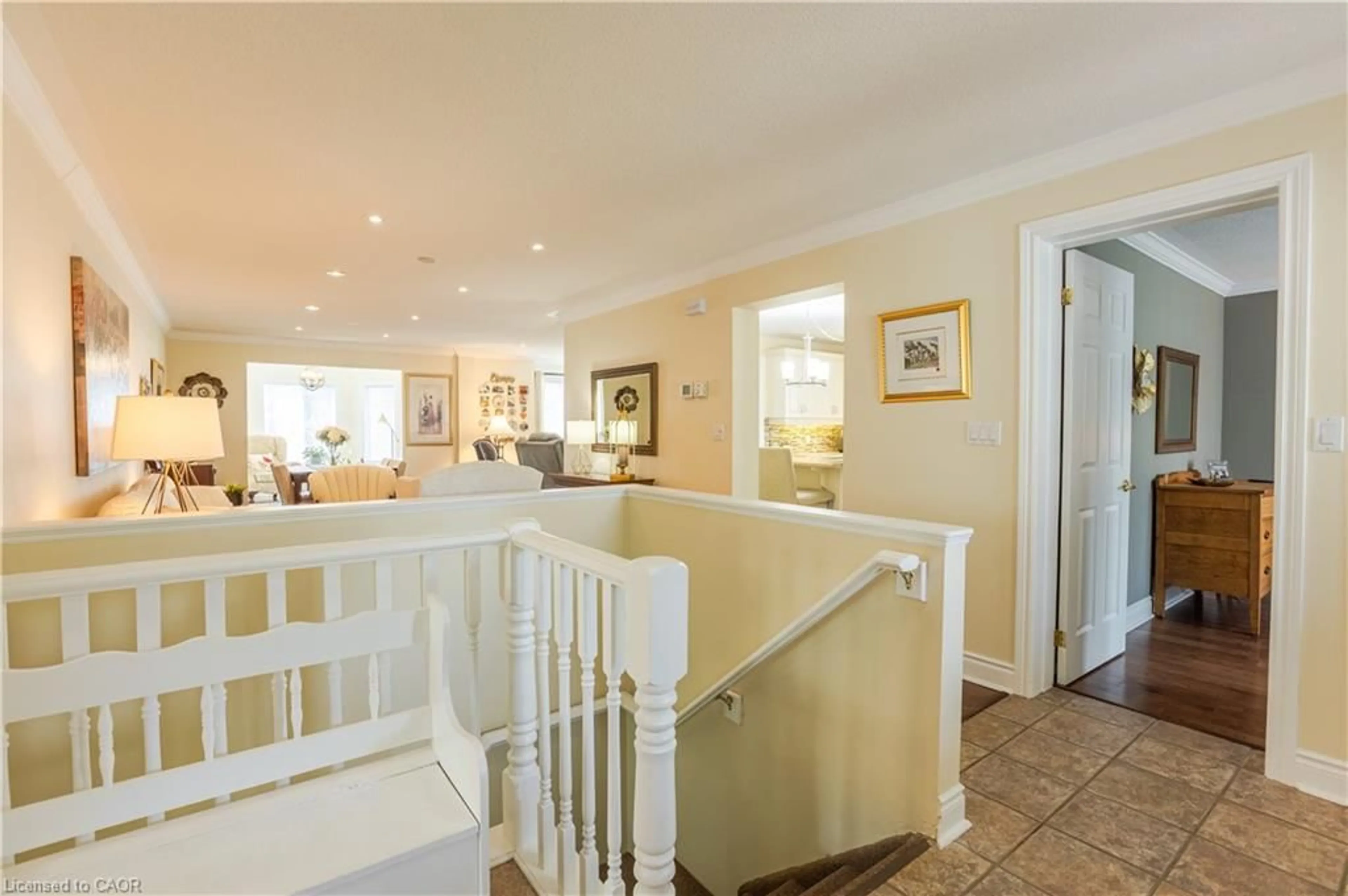 Indoor foyer for 120 Glenariff Dr, Flamborough Ontario L8B 1A5