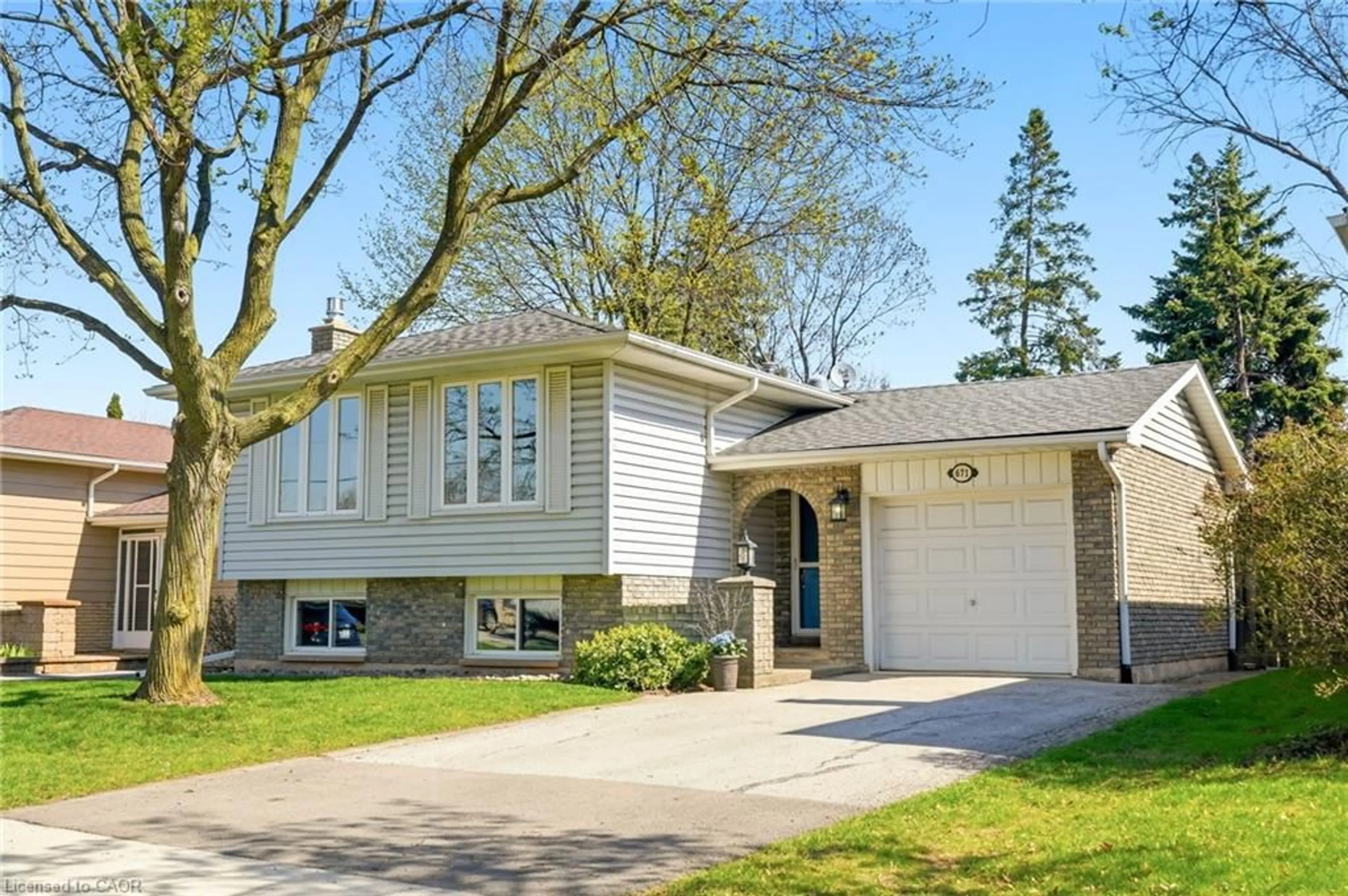 Home with vinyl exterior material, street for 671 Woodview Rd, Burlington Ontario L7N 3A4