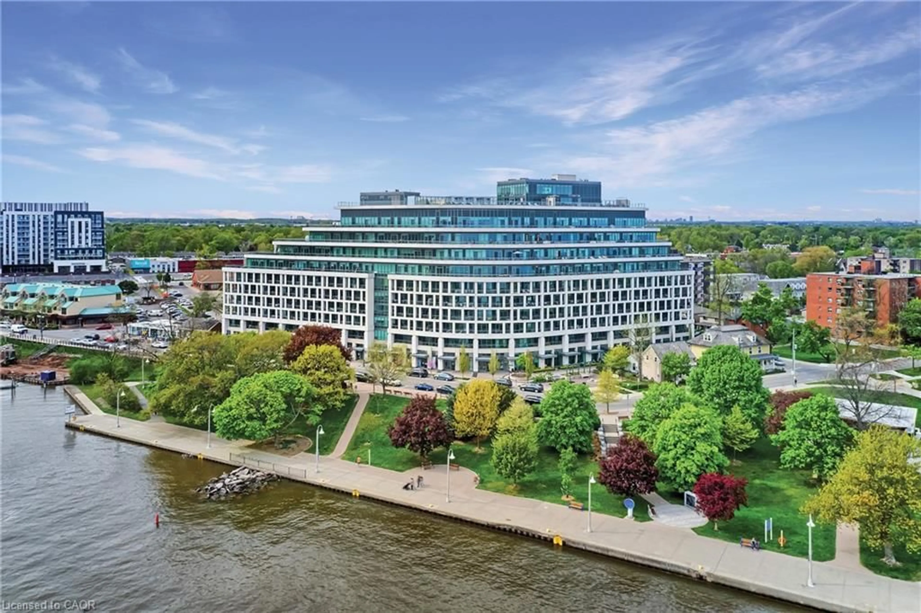 A pic from outside/outdoor area/front of a property/back of a property/a pic from drone, building for 11 Bronte Rd #702, Oakville Ontario L6L 0E1