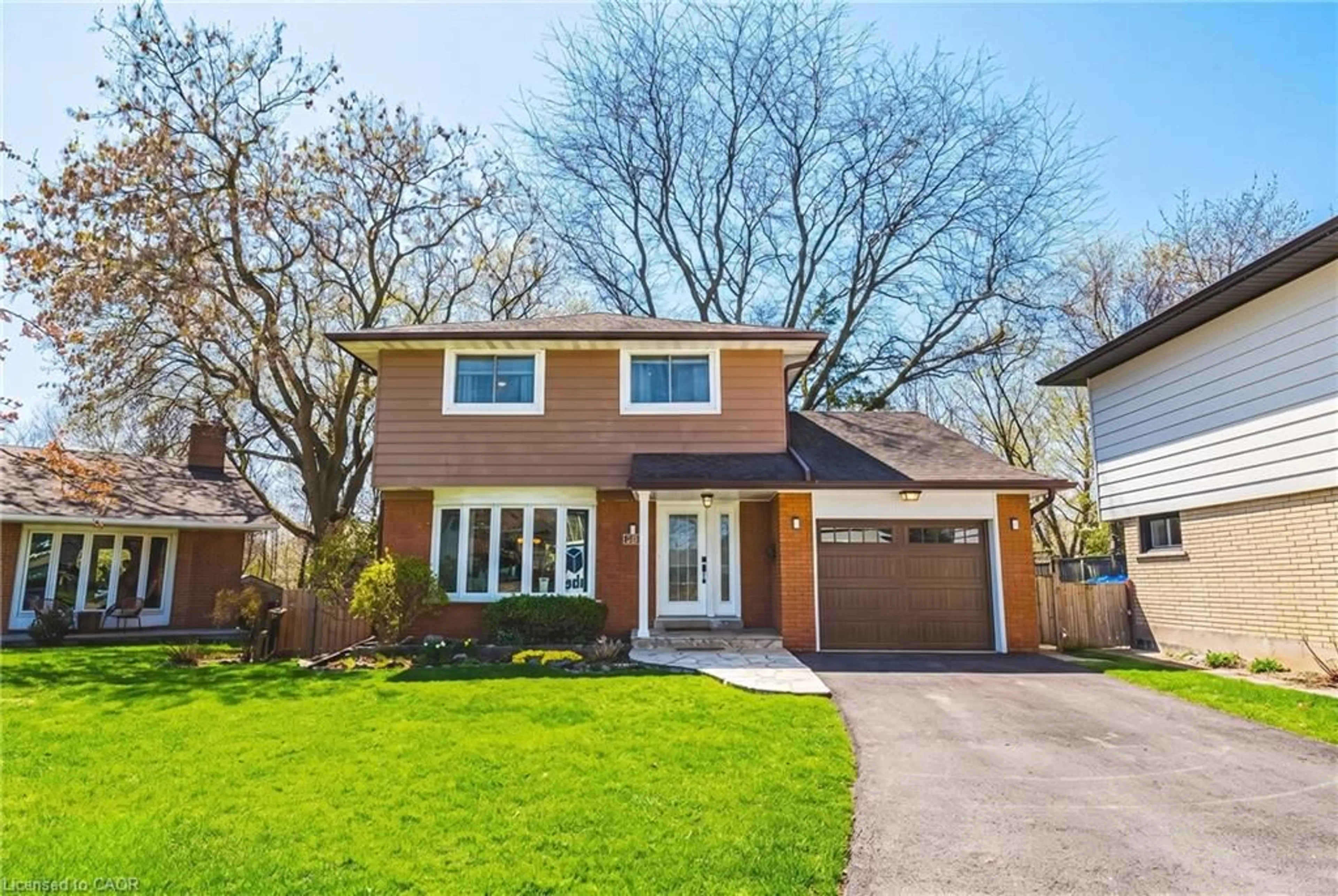 Home with brick exterior material, street for 668 Chestnut Pl, Burlington Ontario L7N 3E8