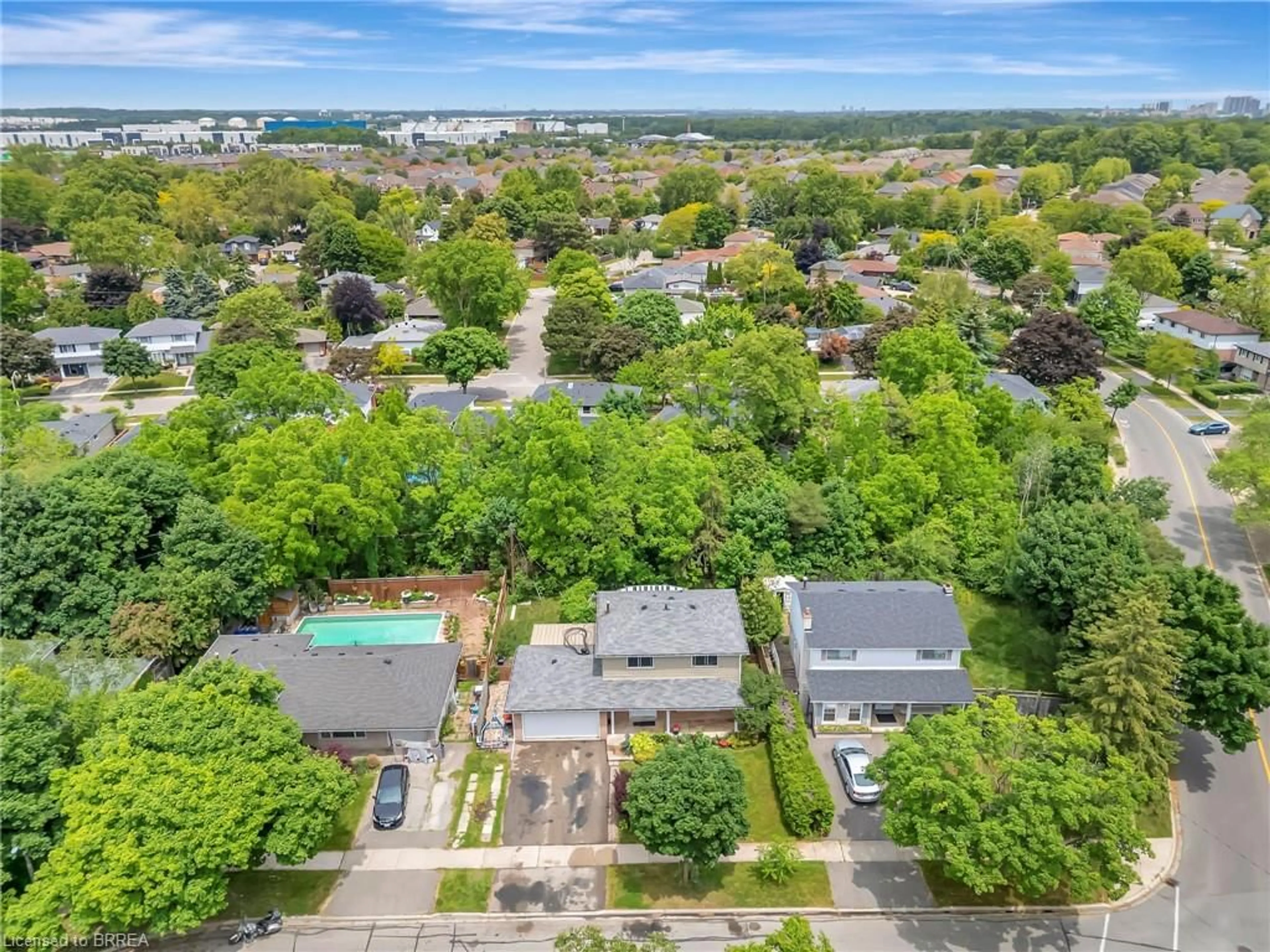 A pic from outside/outdoor area/front of a property/back of a property/a pic from drone, unknown for 307 Erindale Dr, Burlington Ontario L7L 4T3
