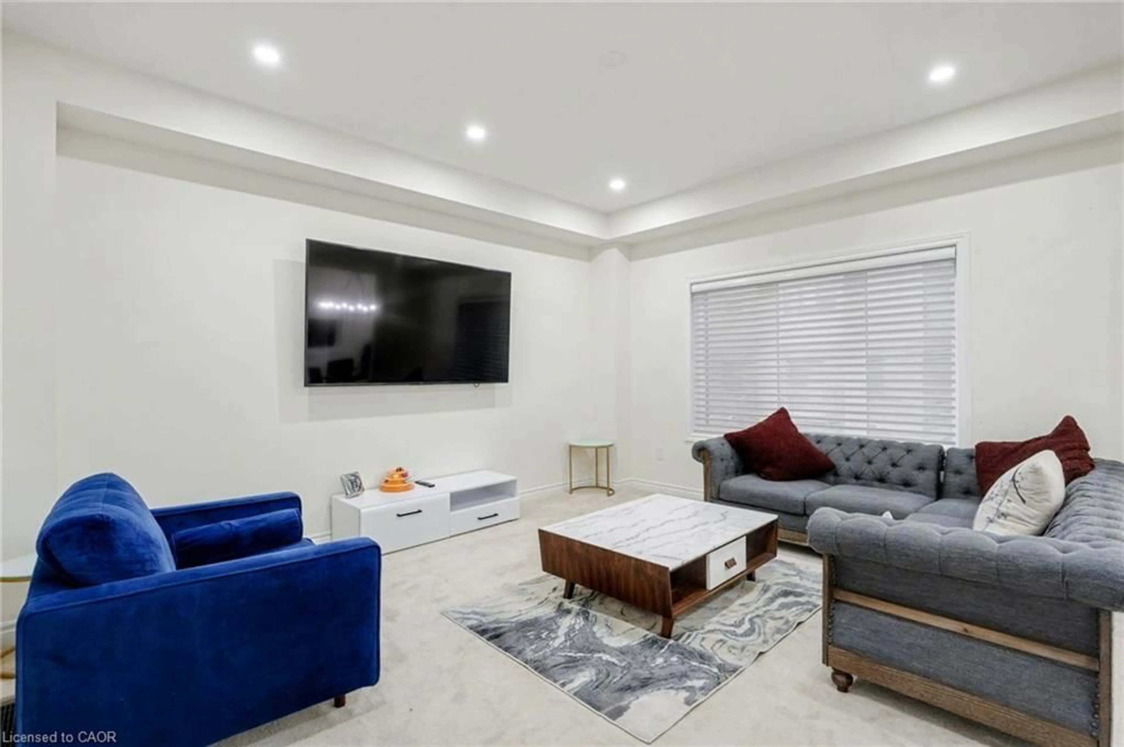 Living room with furniture, unknown for 18 Jenner Dr, Paris Ontario N3L 0L2