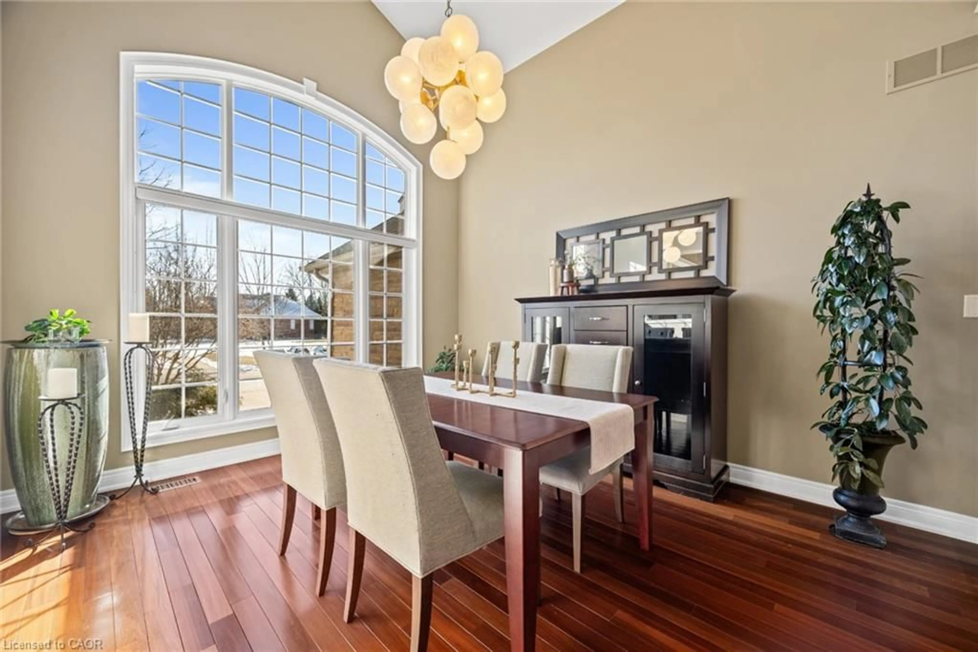 Dining room, wood/laminate floor for 15 Mansfield Dr, Fenwick Ontario L0S 1C0