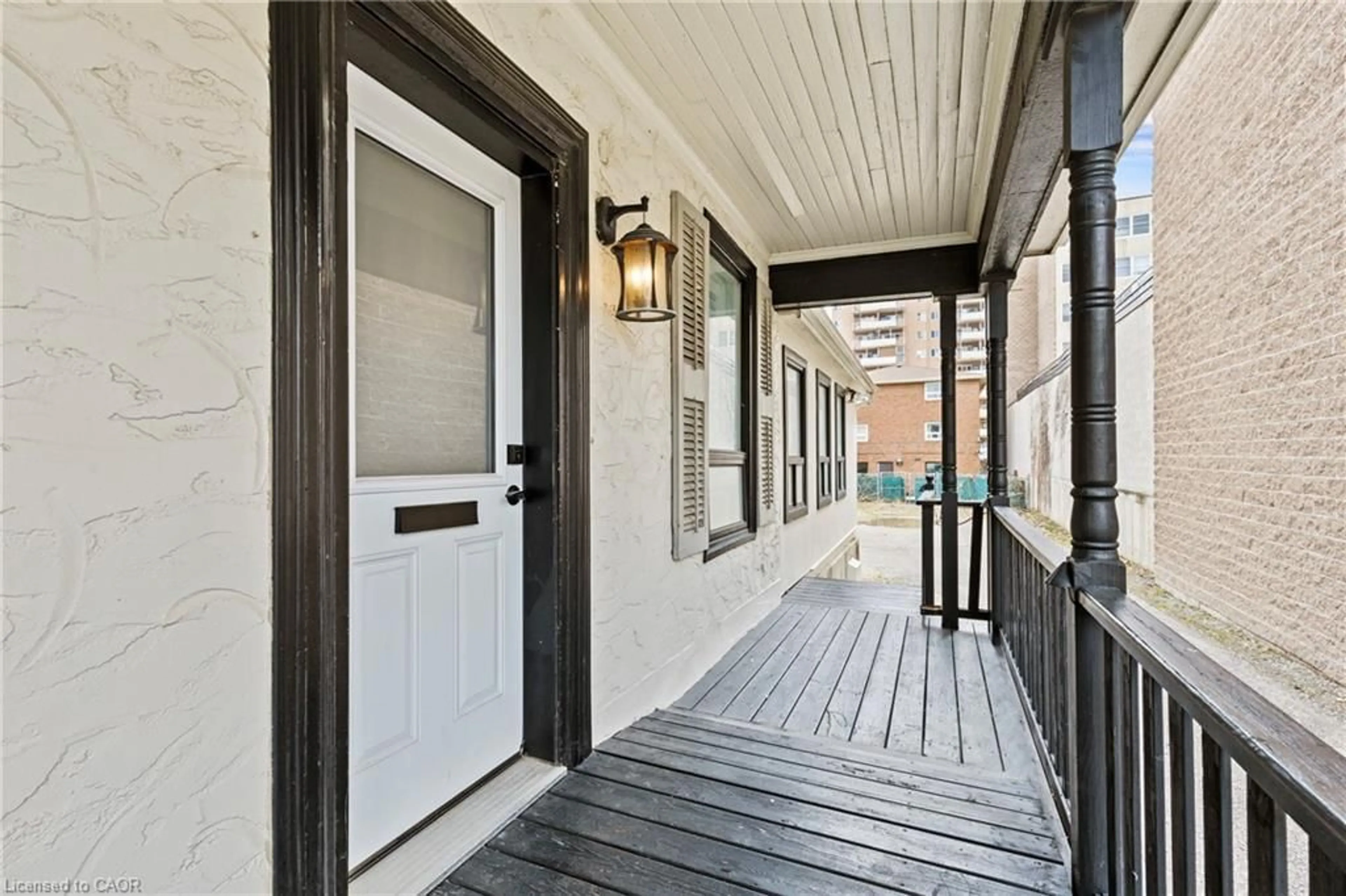 Indoor entryway for 196 King St, St. Catharines Ontario L2R 3J7