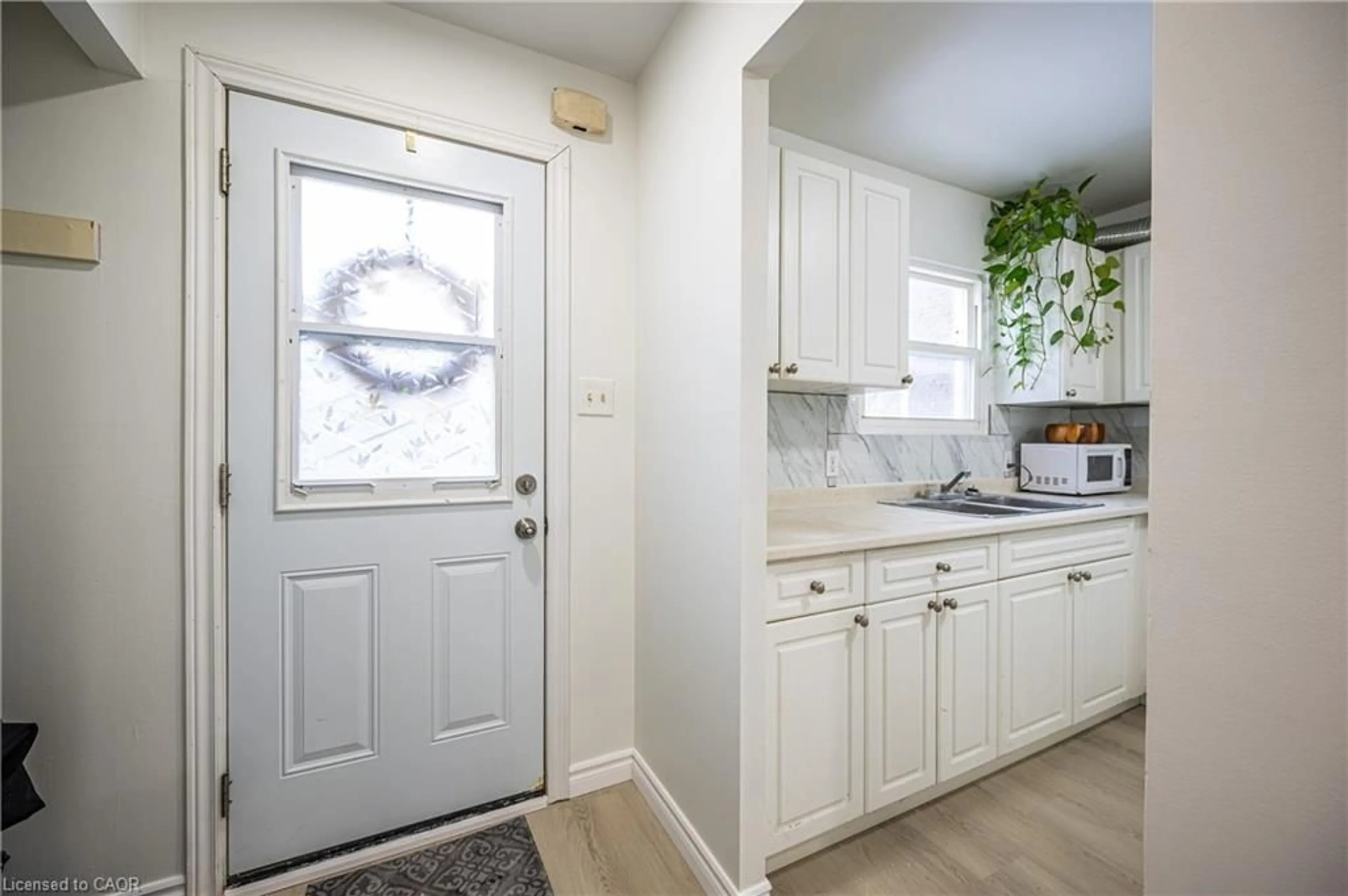 Indoor entryway for 212 Westcourt Pl, Waterloo Ontario N2L 2R7