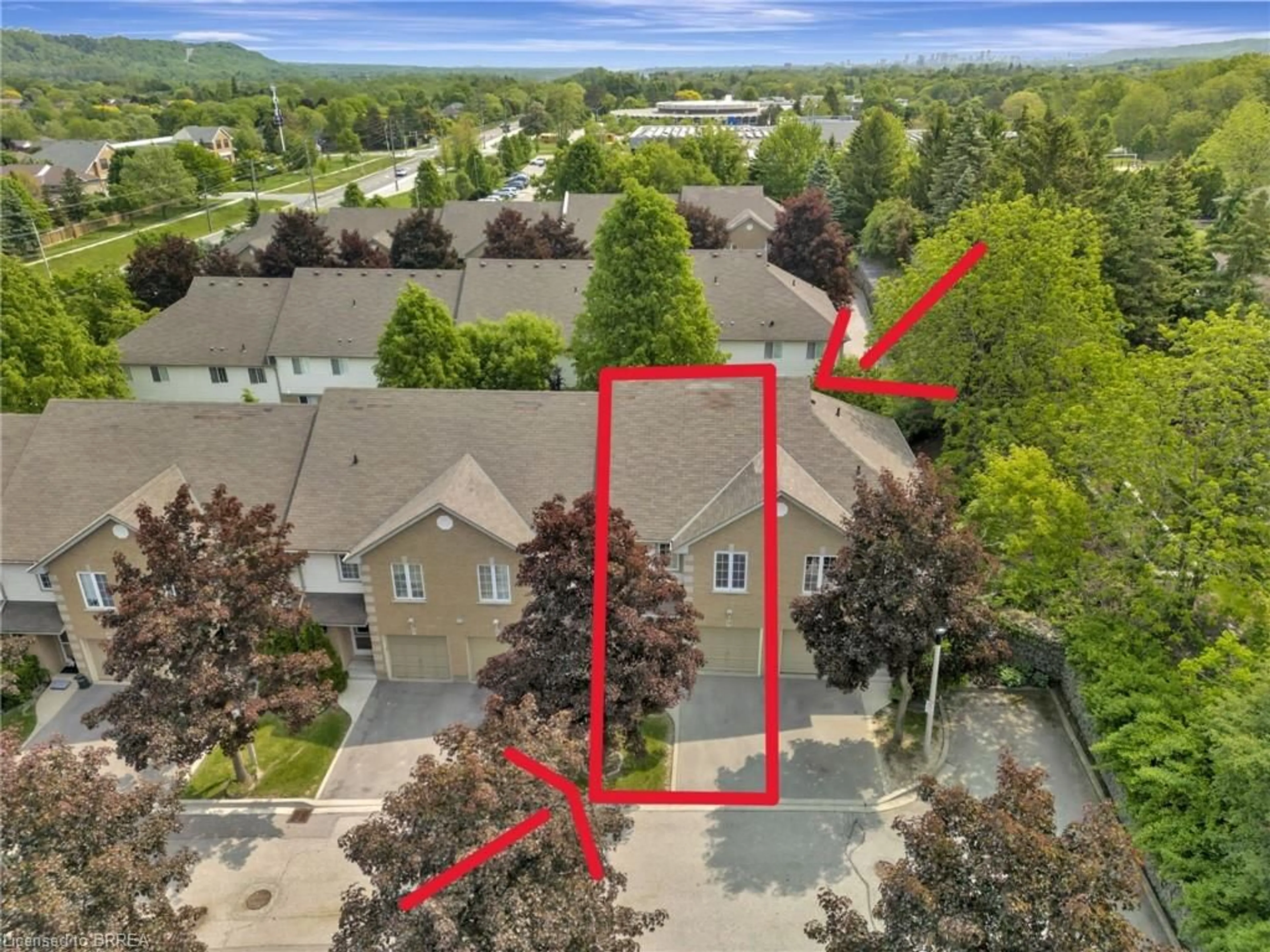 A pic from outside/outdoor area/front of a property/back of a property/a pic from drone, unknown for 31 Moss Blvd #26, Dundas Ontario L9H 7A6