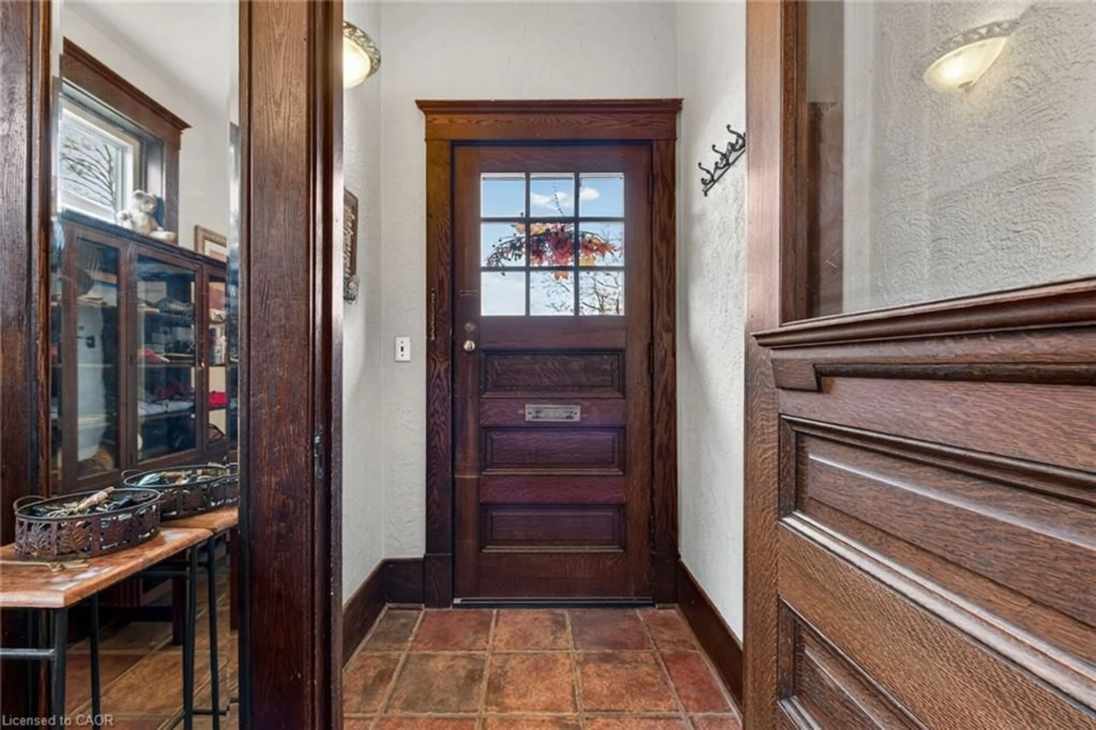 Indoor entryway for 158 Talbot St, Simcoe Ontario N3Y 3W9