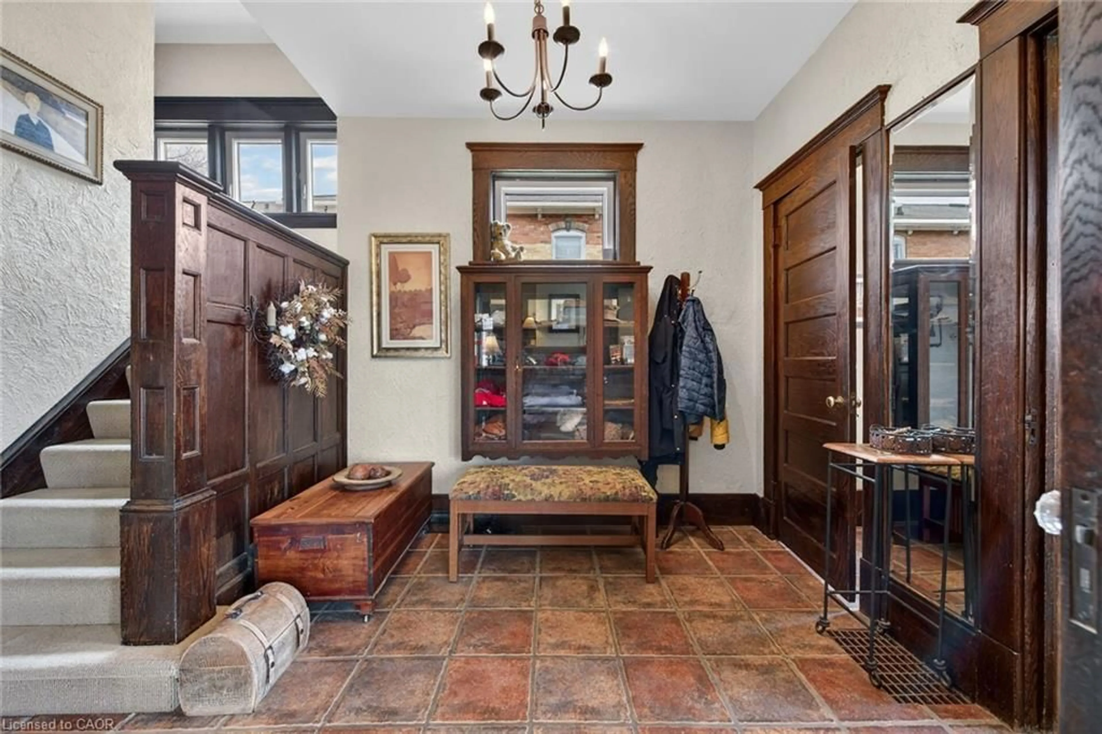 Indoor entryway for 158 Talbot St, Simcoe Ontario N3Y 3W9