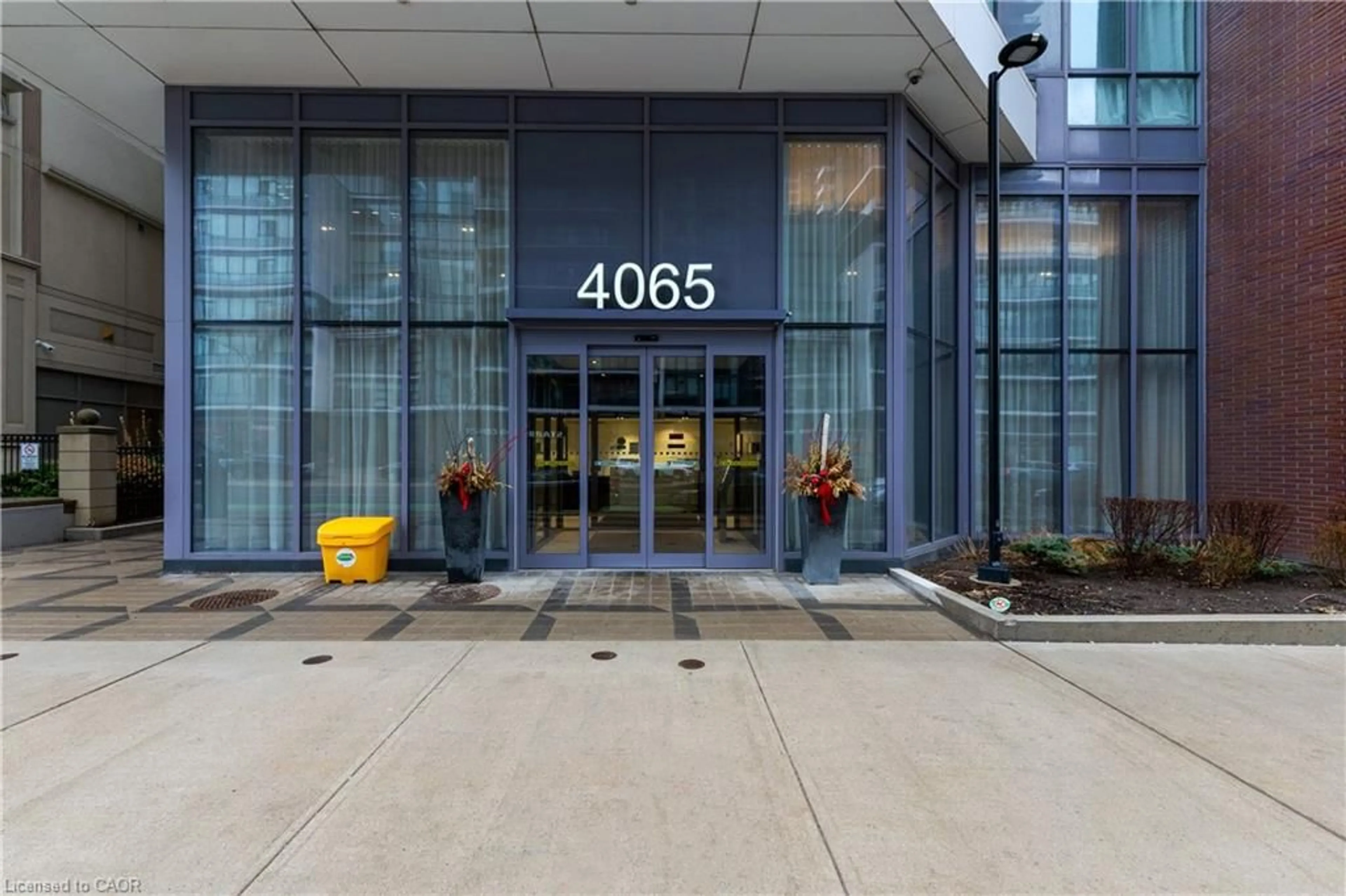 Indoor foyer for 4065 Confederation Pky #2406, Mississauga Ontario L5B 0L4