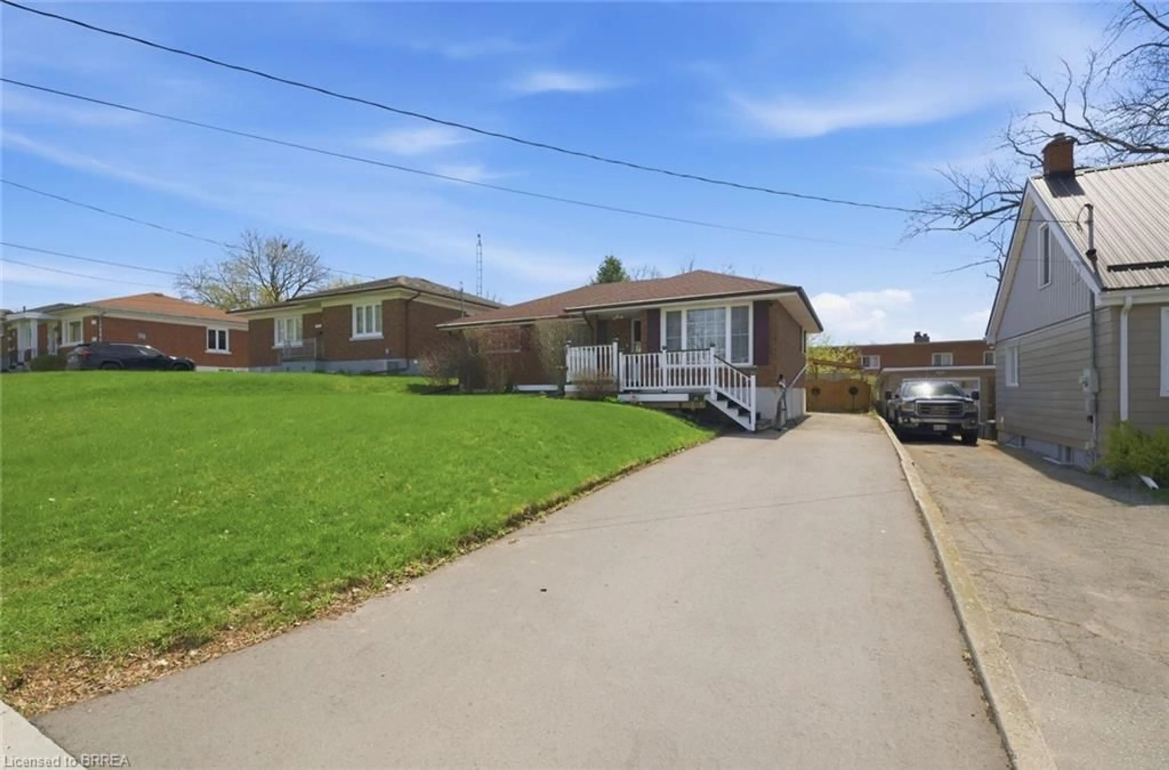 A pic from outside/outdoor area/front of a property/back of a property/a pic from drone, street for 375 Wellington St, Brantford Ontario N3S 4A8