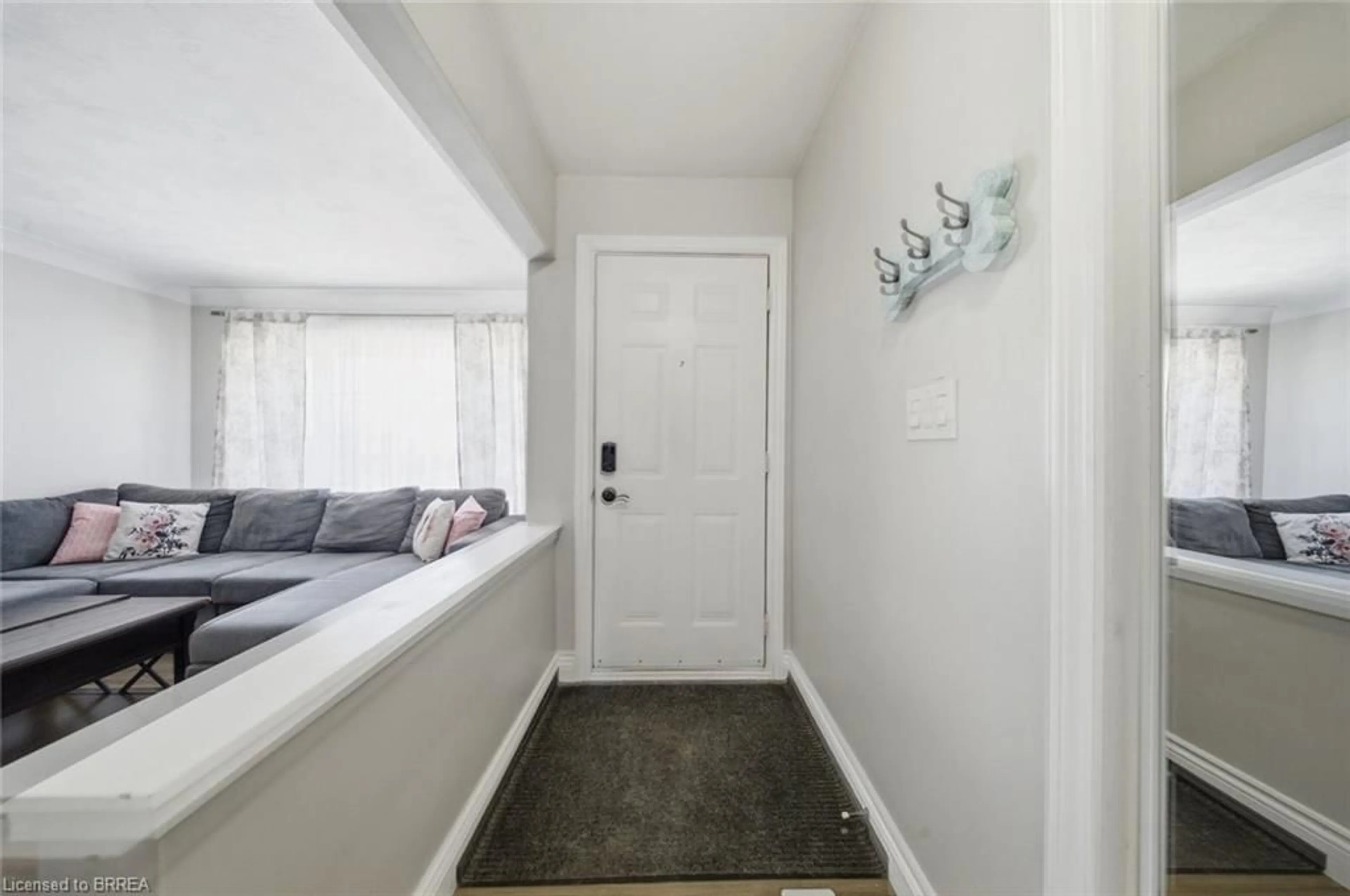 Indoor entryway for 375 Wellington St, Brantford Ontario N3S 4A8