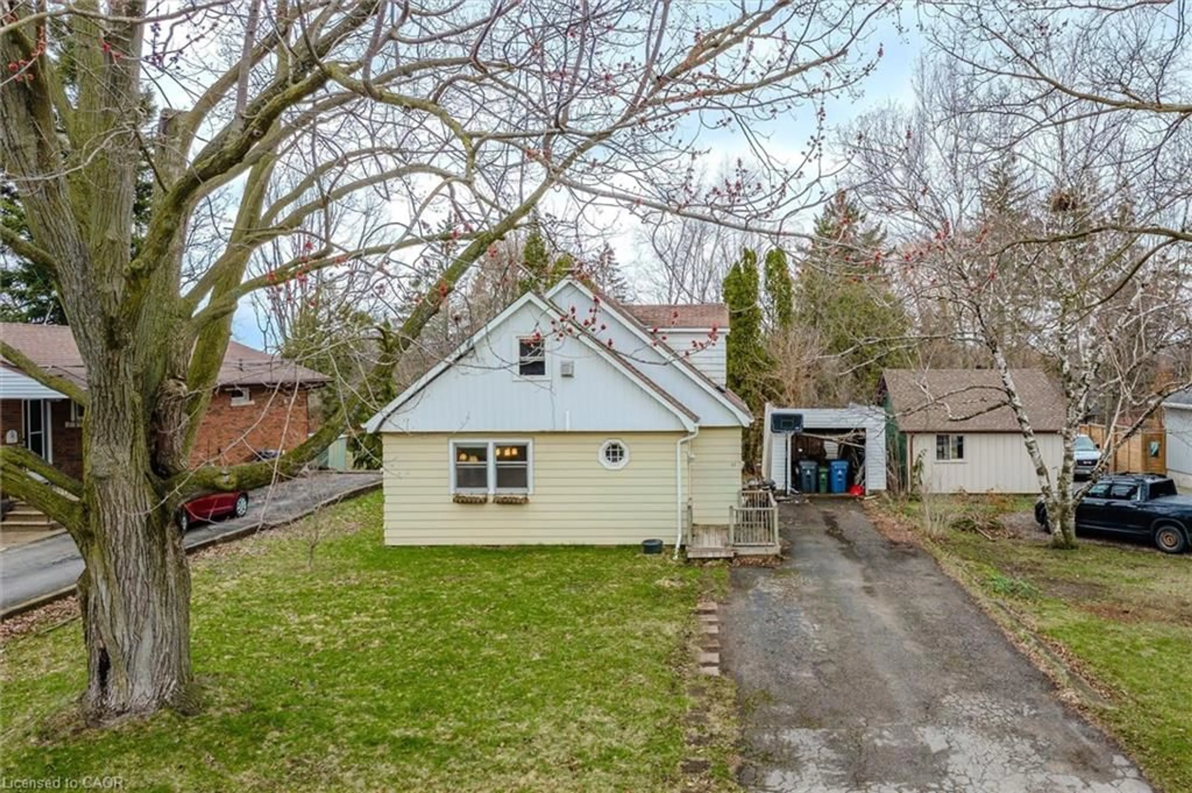 A pic from outside/outdoor area/front of a property/back of a property/a pic from drone, street for 37 Edgehill Dr, Guelph Ontario N1H 5E3