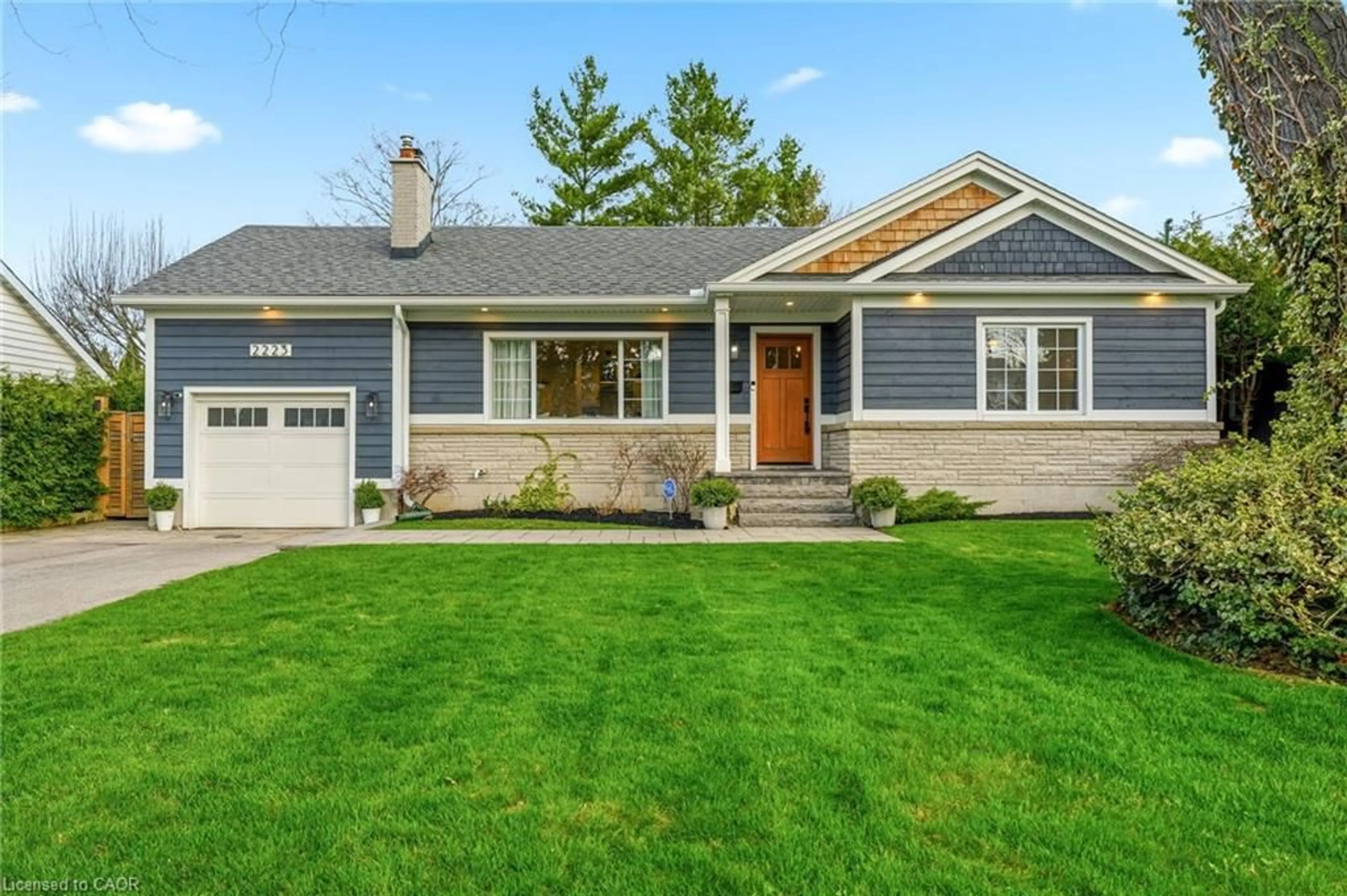 Home with vinyl exterior material, street for 2223 Deyncourt Dr, Burlington Ontario L7R 1W2