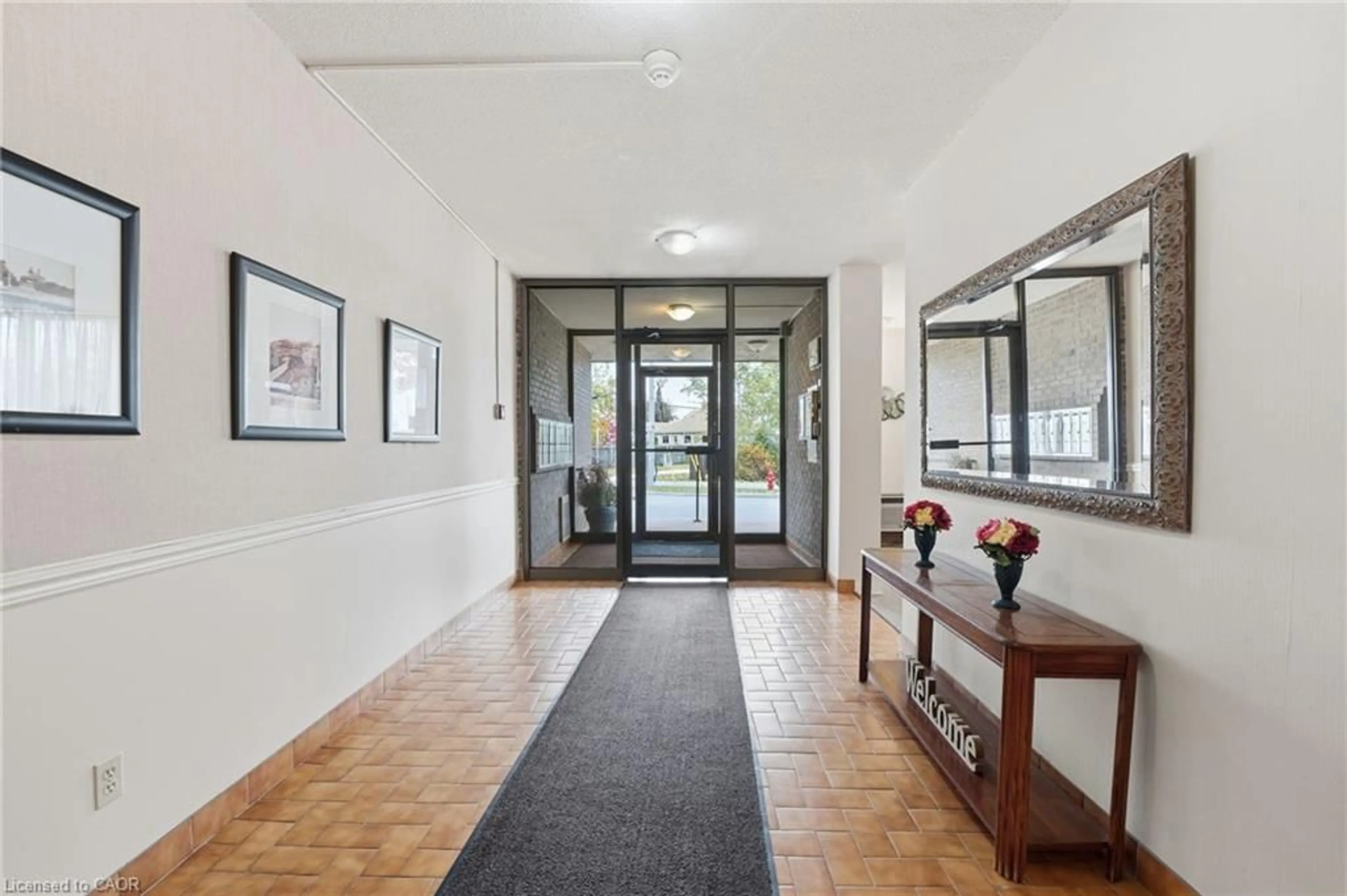 Indoor foyer for 166 Mountain Park Ave #502, Hamilton Ontario L8V 1A1