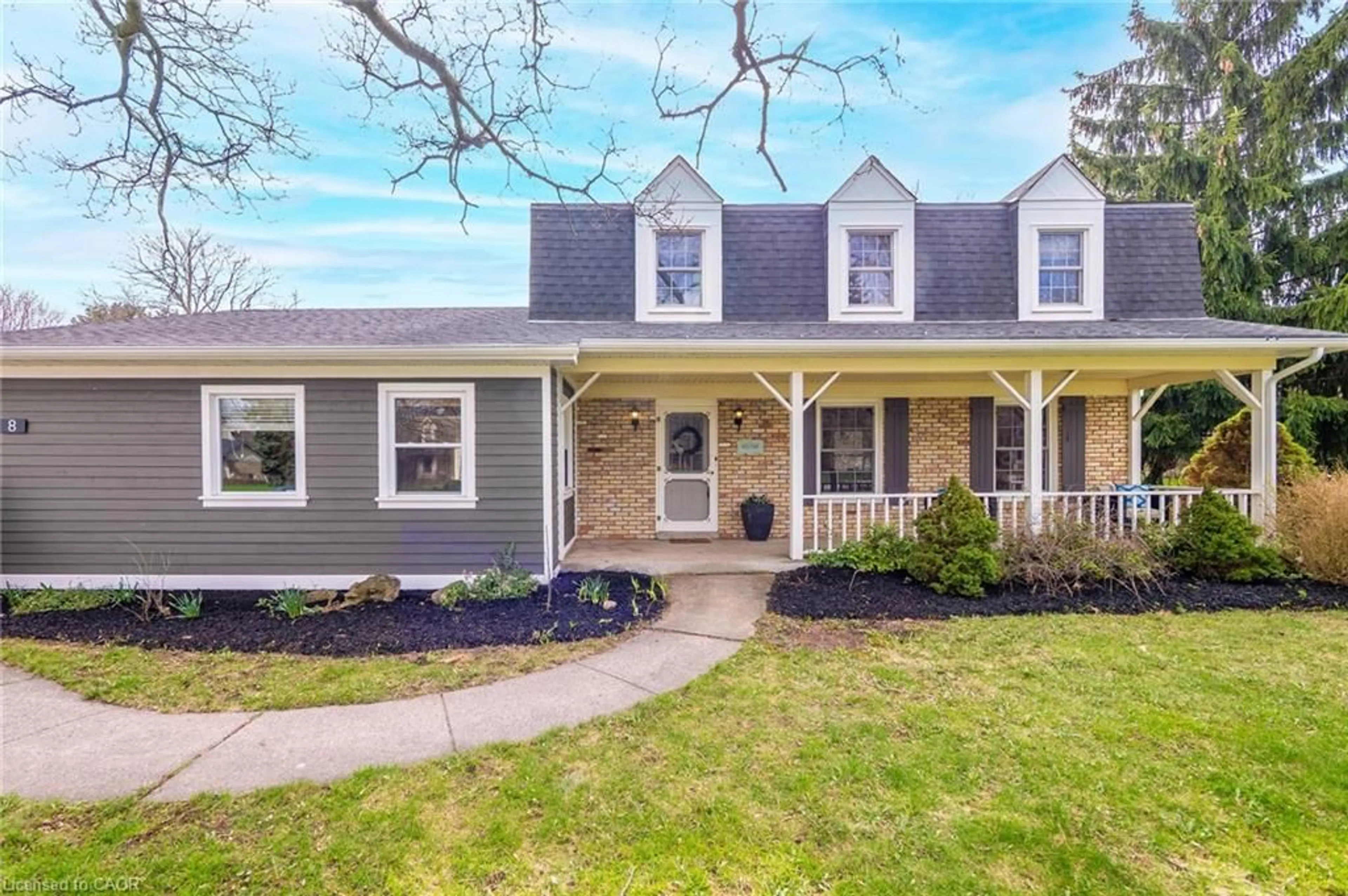 Home with vinyl exterior material, street for 8 Wildan Dr, Flamborough Ontario L8N 2Z7