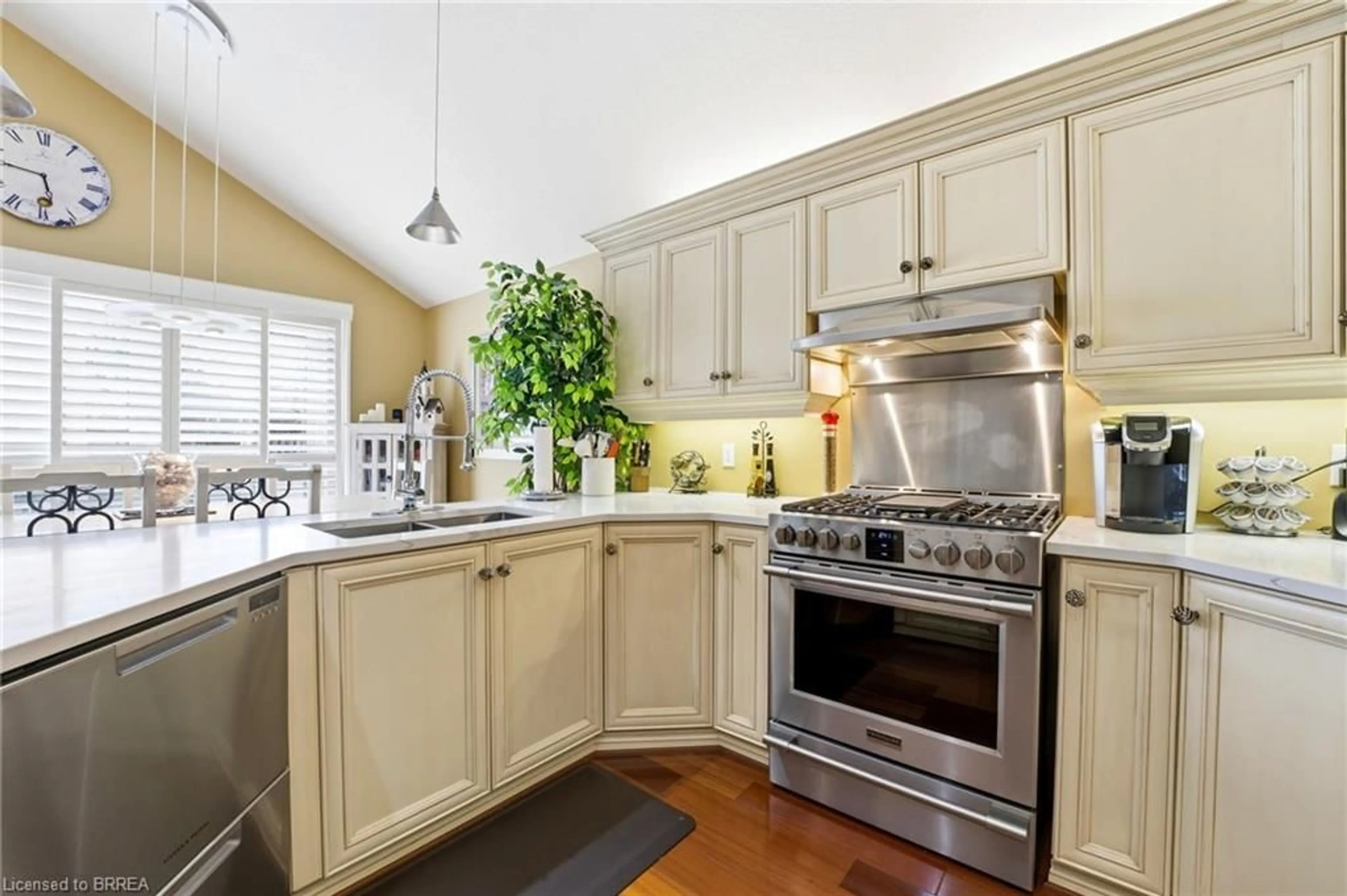 Open concept kitchen, ceramic/tile floor for 46 Victor Blvd, St. George Ontario N0E 1N0