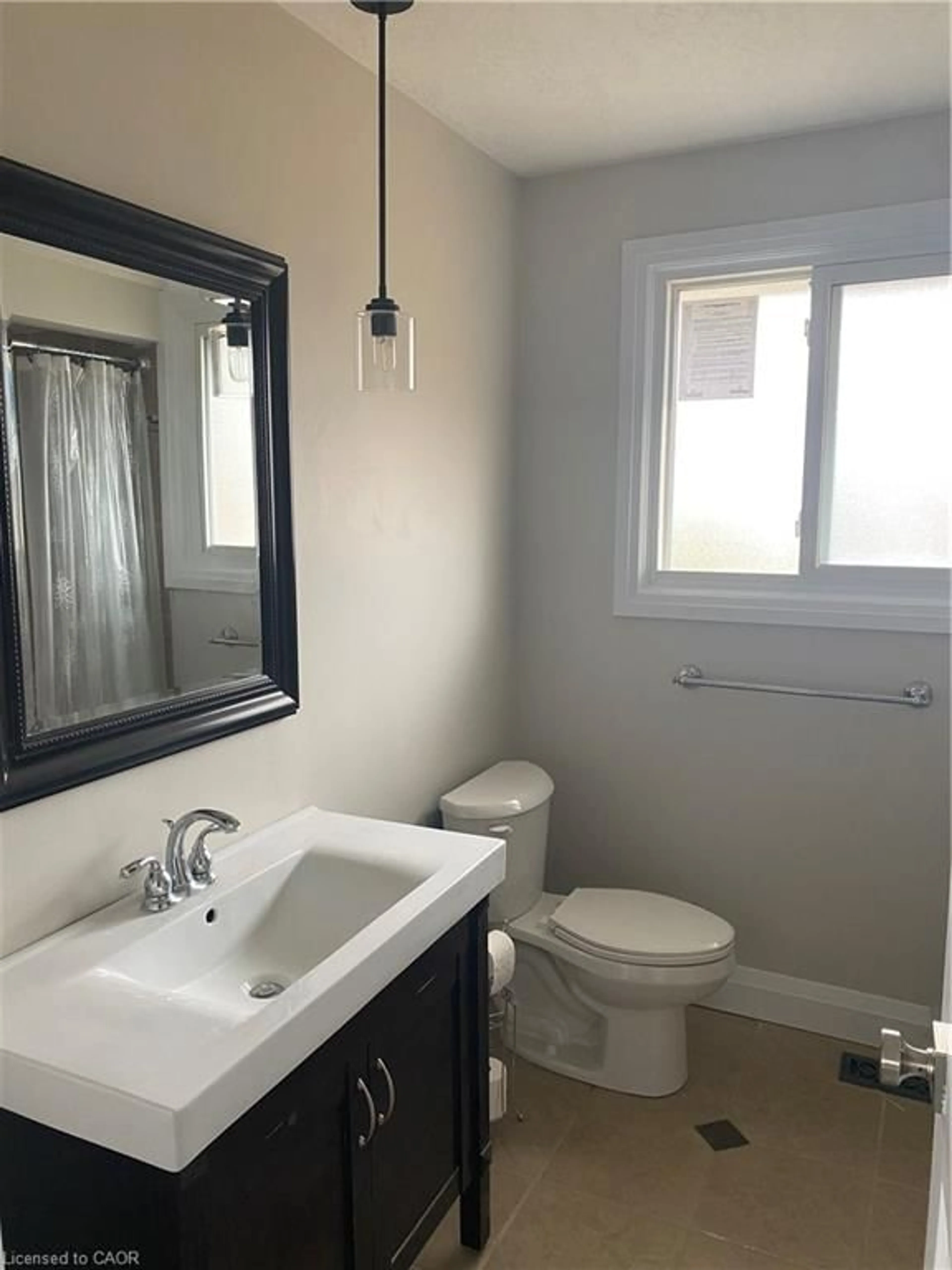 Standard bathroom, ceramic/tile floor for 571 Highpoint Ave, Waterloo Ontario N2L 4Z2
