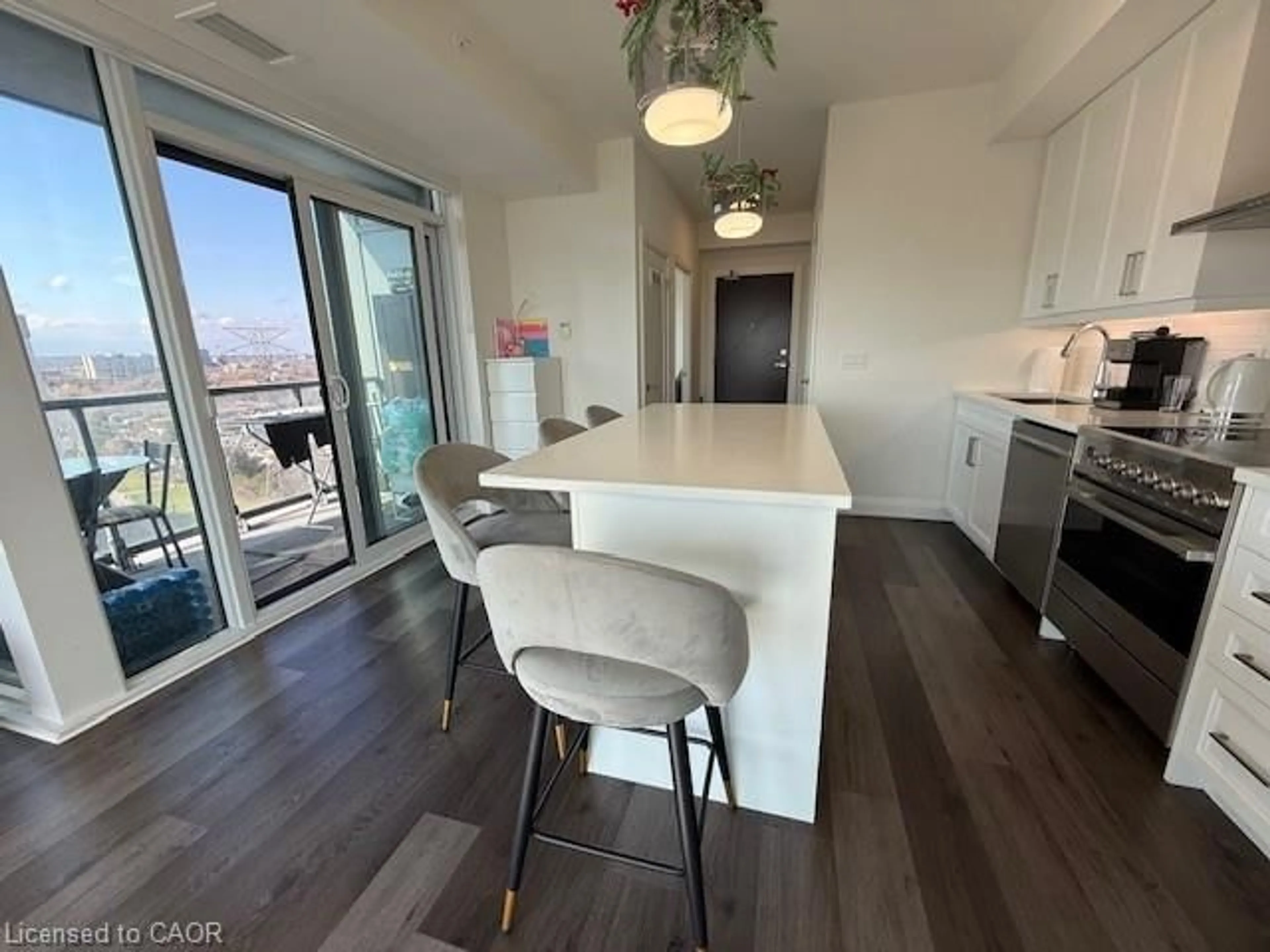 Open concept kitchen, wood/laminate floor for 500 Brock Ave #1502, Burlington Ontario L7S 0A5