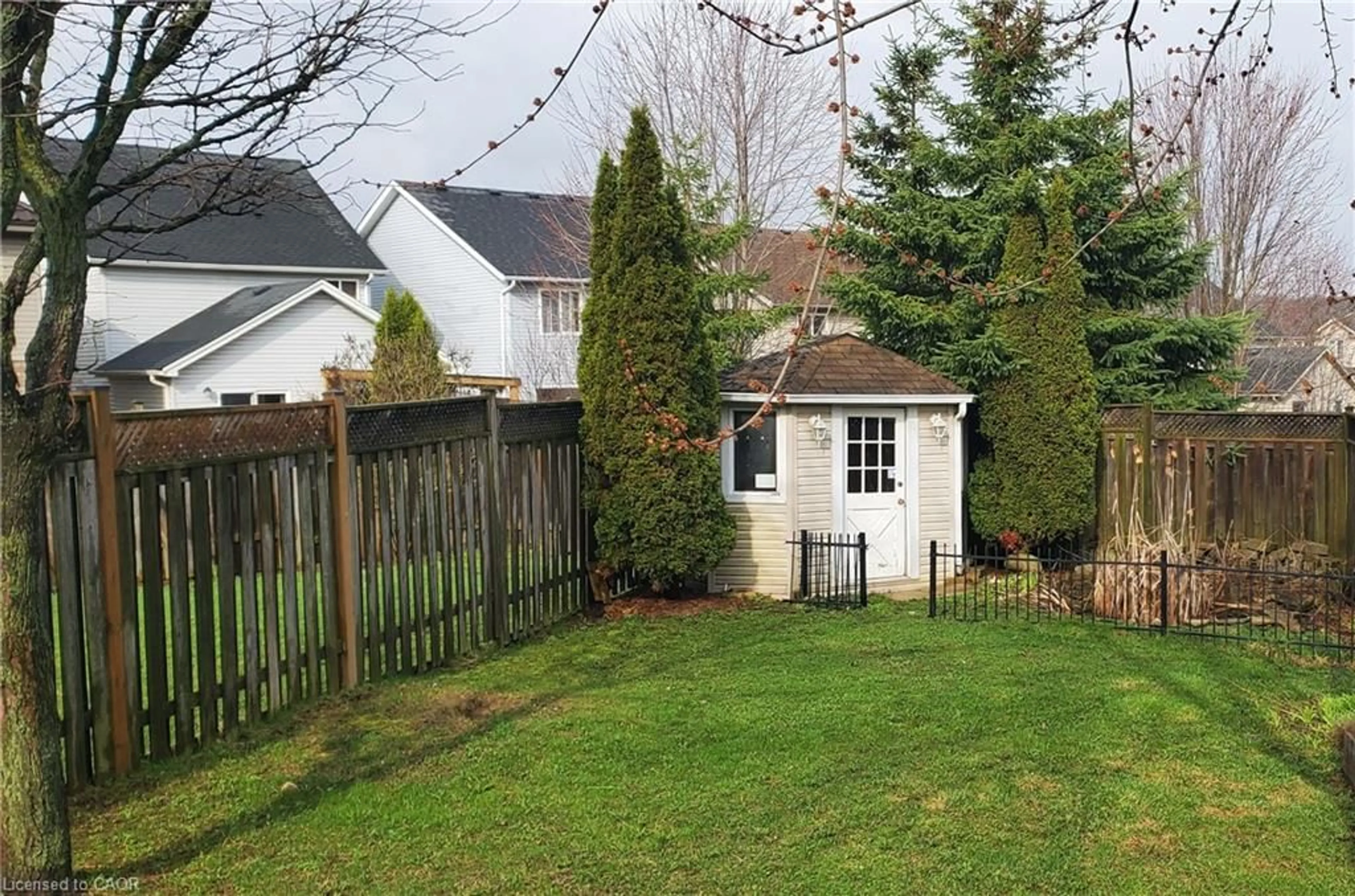 A pic from outside/outdoor area/front of a property/back of a property/a pic from drone, street for 725 Paris Blvd, Waterloo Ontario N2T 2X9