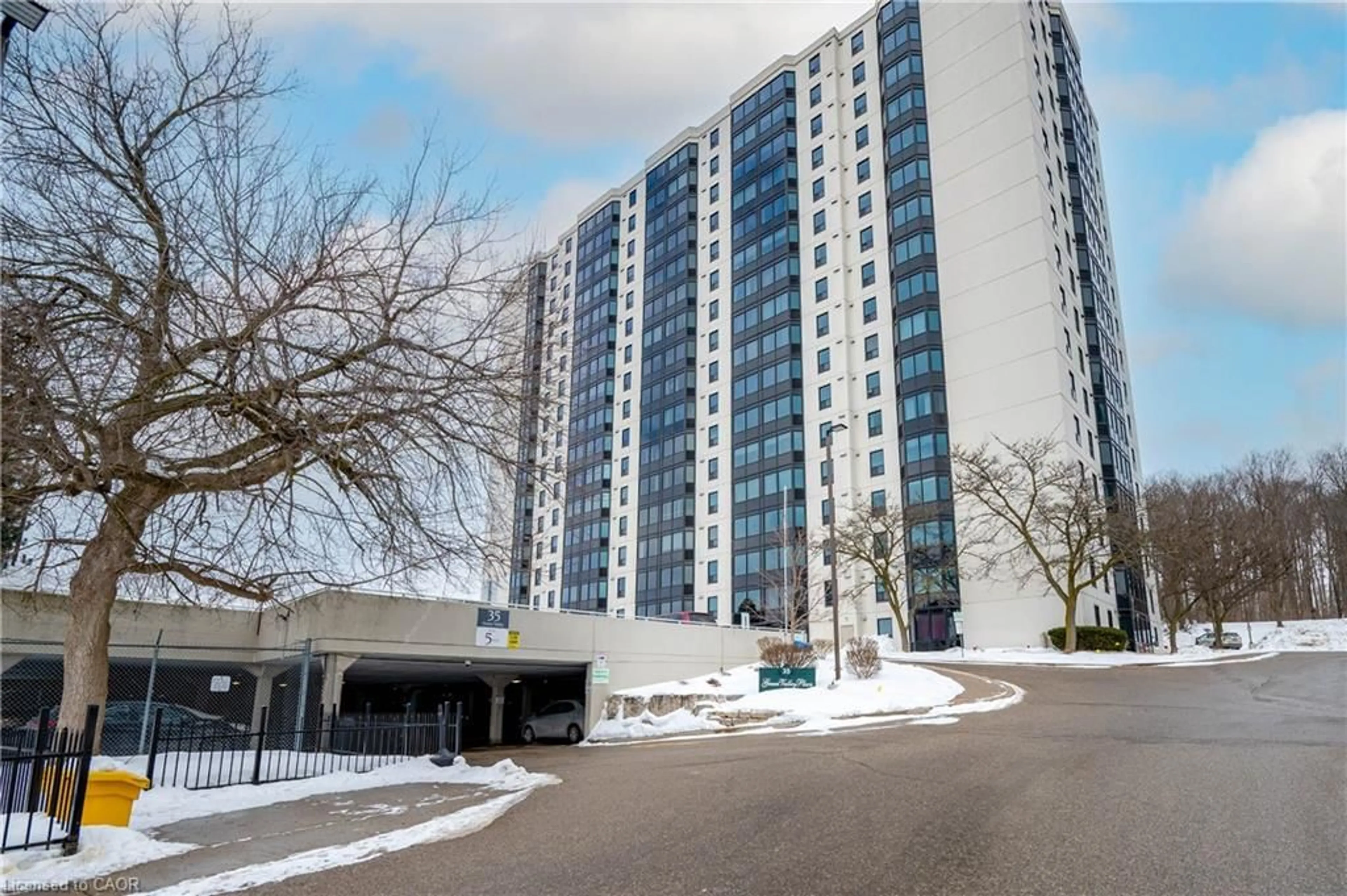 Indoor foyer for 35 Green Valley Dr #1612, Kitchener Ontario N2P 2A5