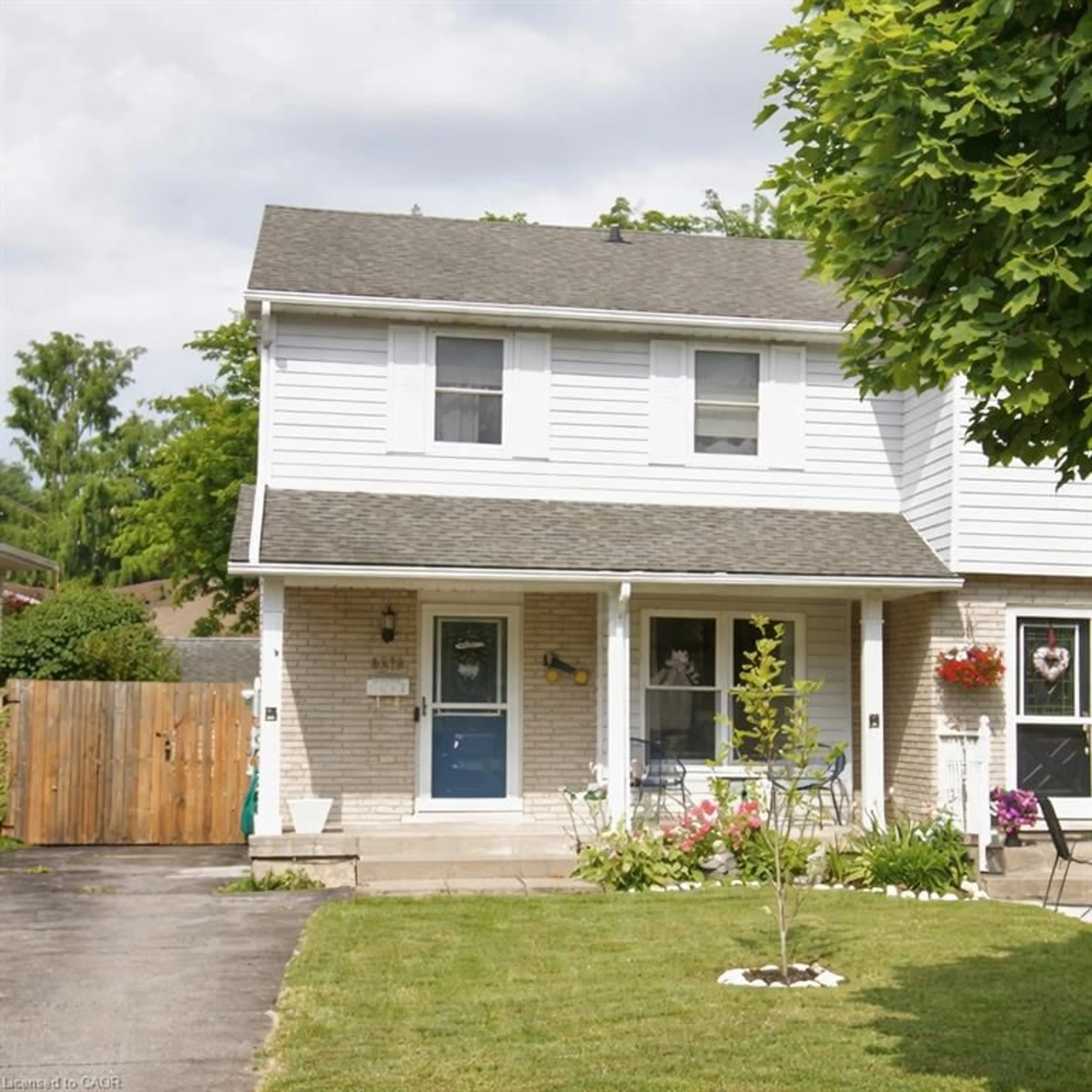 Home with vinyl exterior material, street for 6479 Malibu Dr, Niagara Falls Ontario L2H 2W4