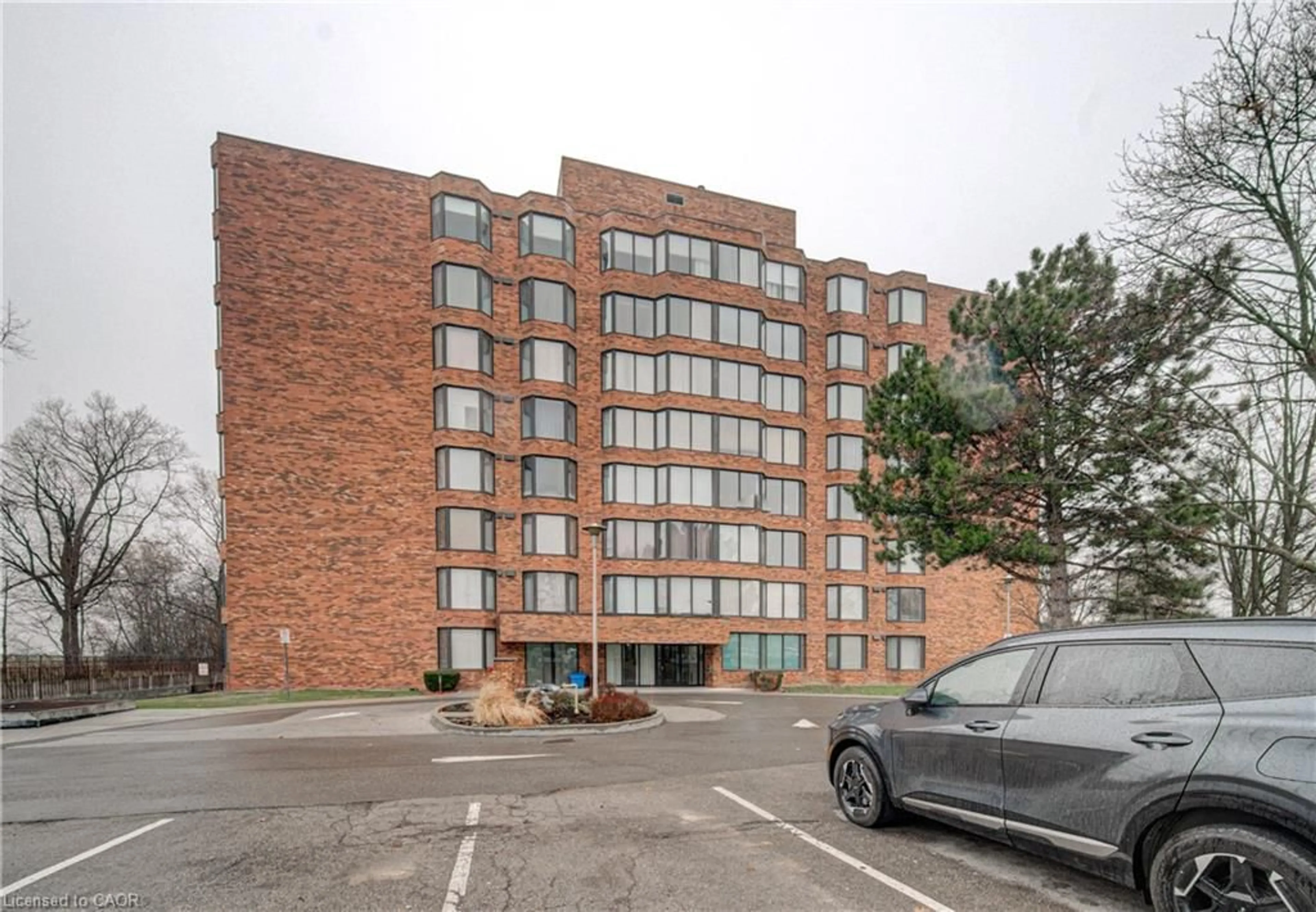 Indoor foyer for 200 Limeridge Rd #201, Hamilton Ontario L9C 7M7