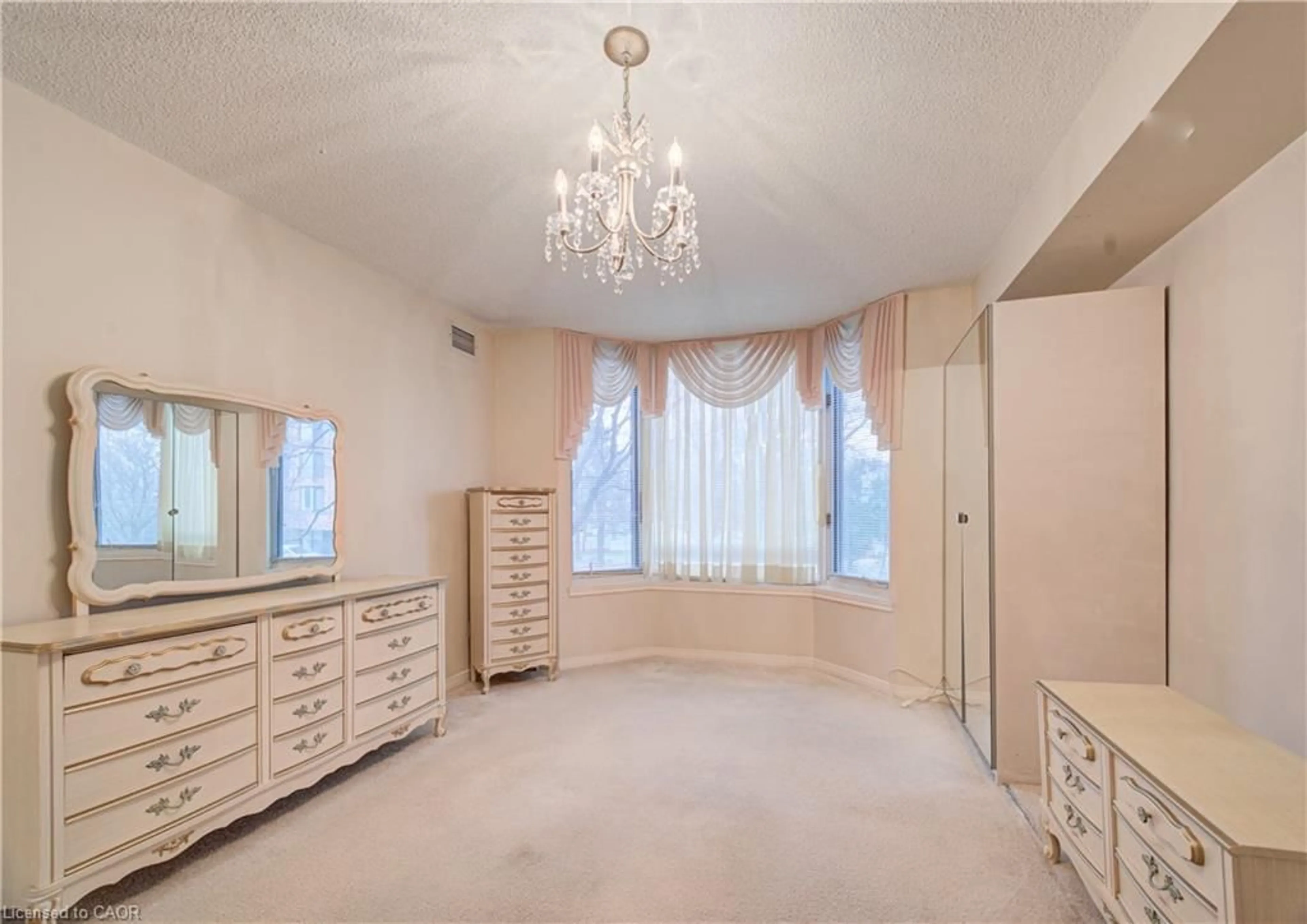 A pic of a room for 200 Limeridge Rd #201, Hamilton Ontario L9C 7M7