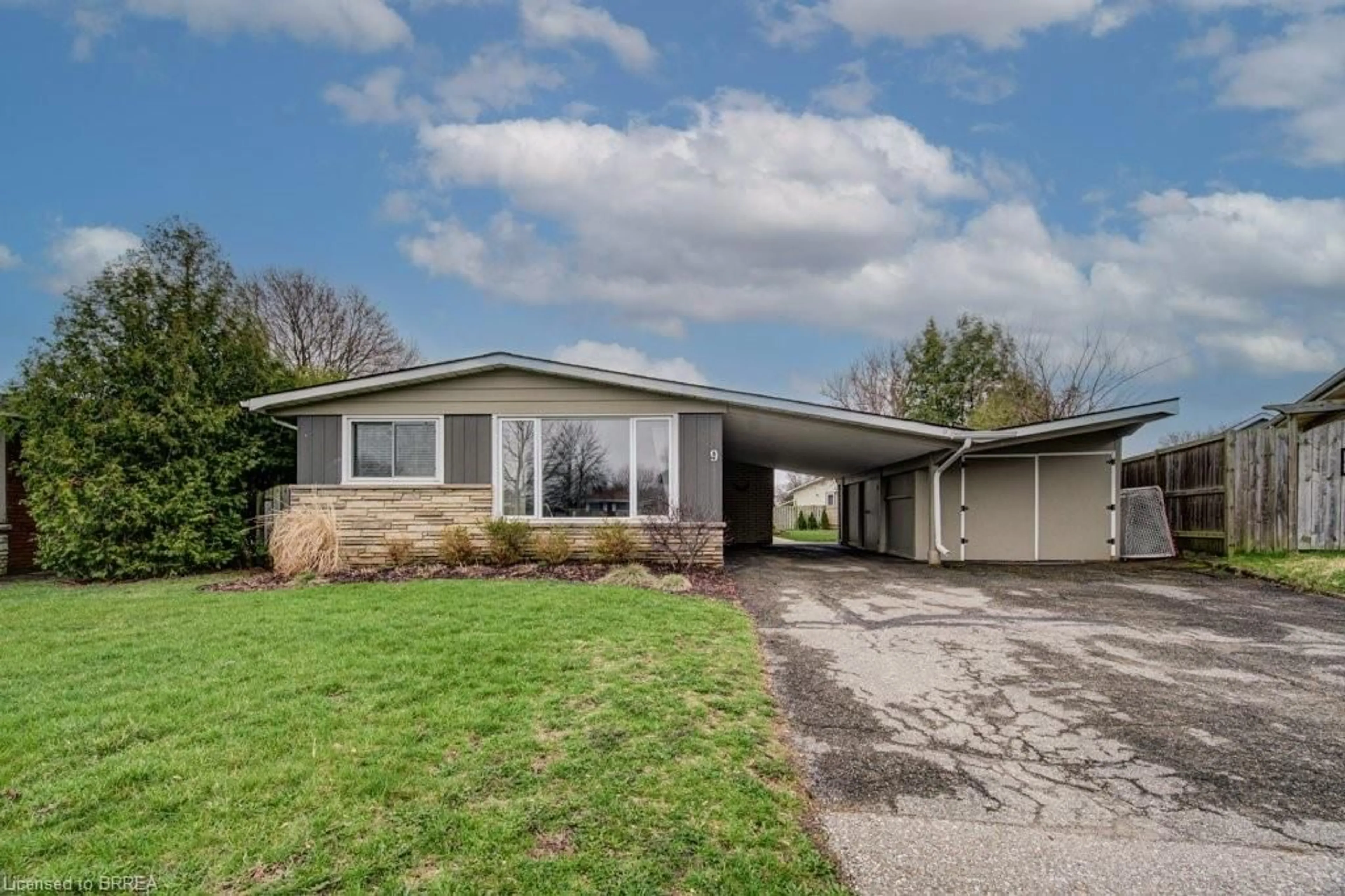 Home with vinyl exterior material, street for 9 Gailmount Crt, Brantford Ontario N3R 3A4