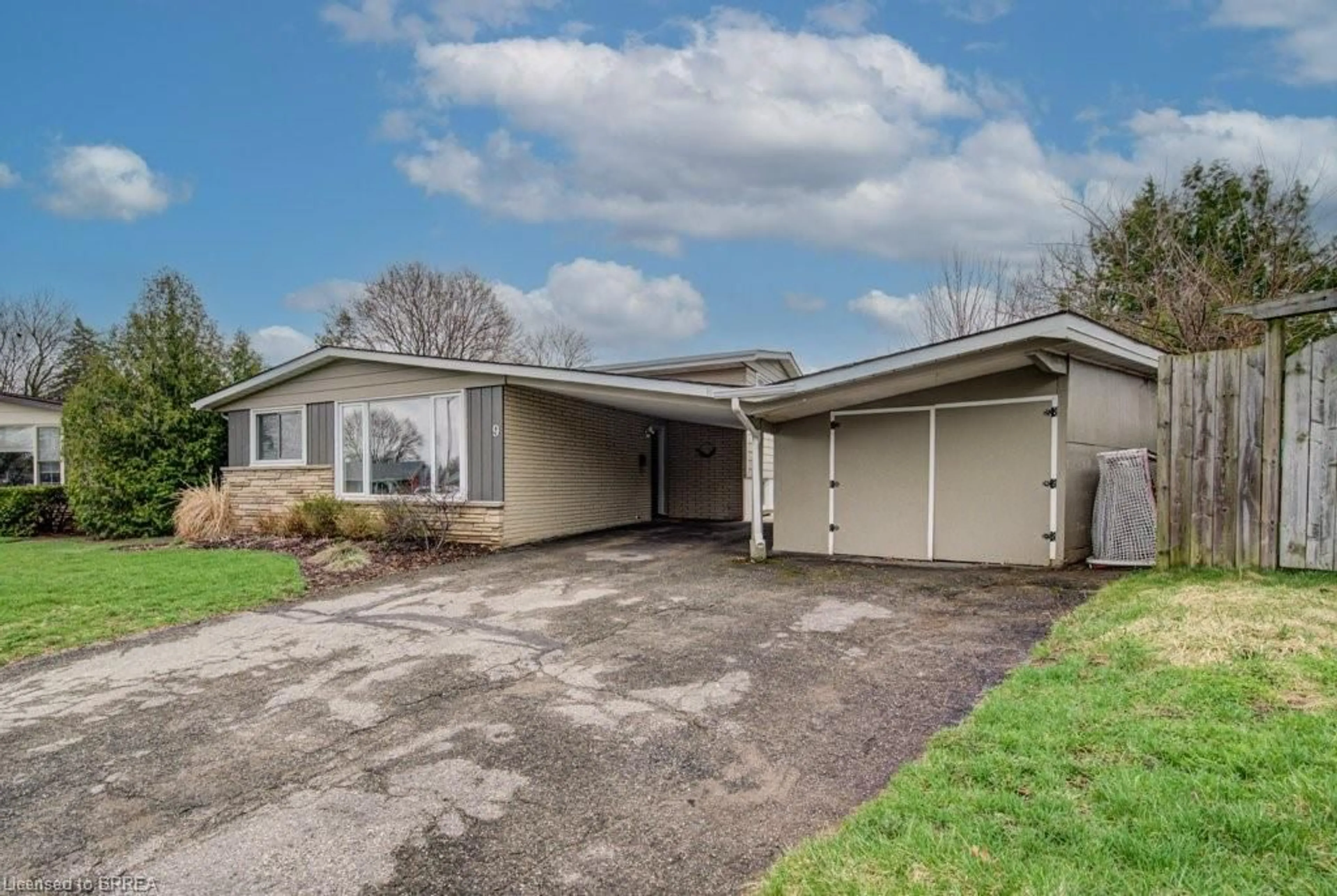 Home with vinyl exterior material, street for 9 Gailmount Crt, Brantford Ontario N3R 3A4