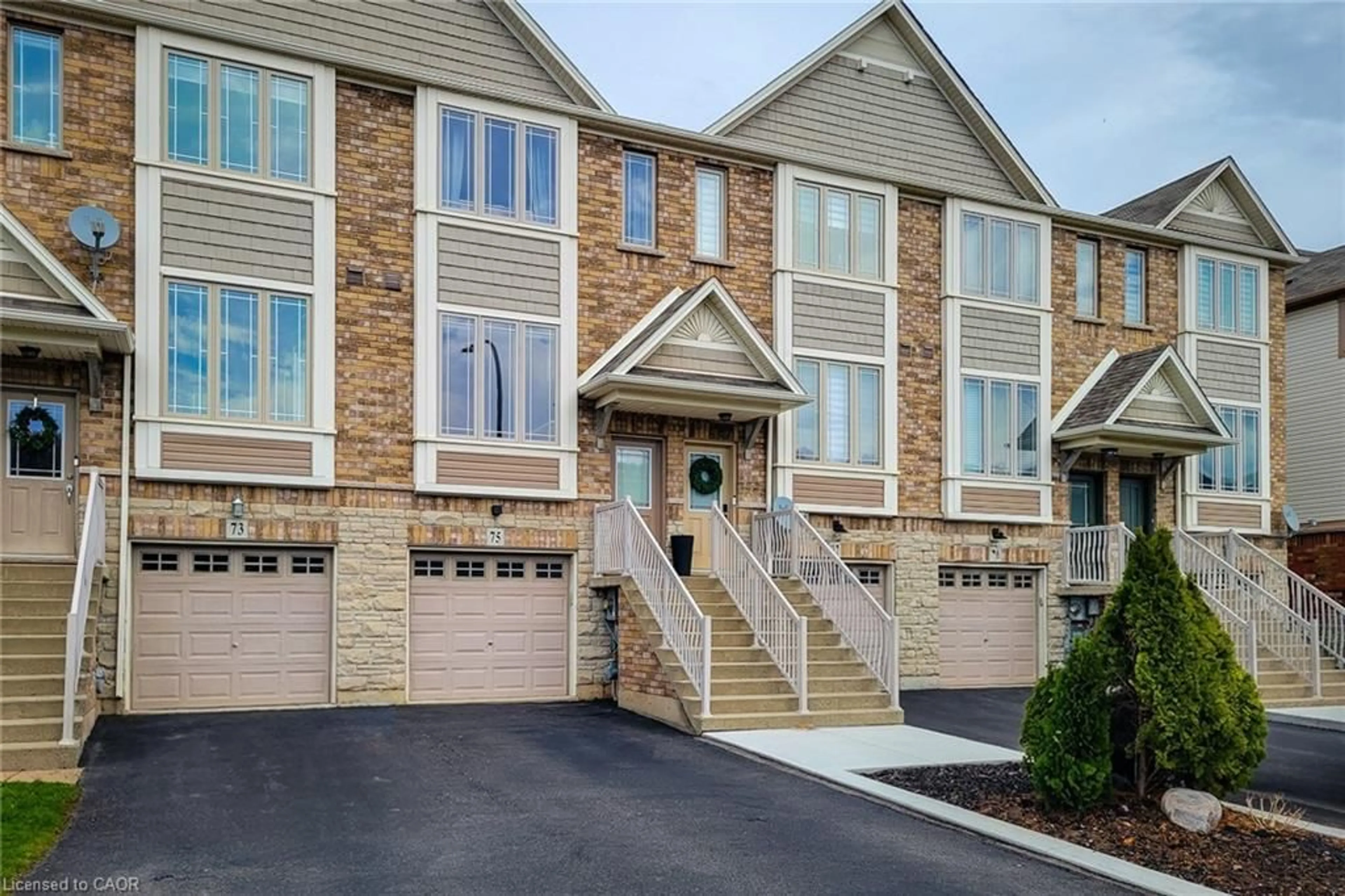 Home with brick exterior material, street for 75 Willow Lane, Grimsby Ontario L3M 0B2