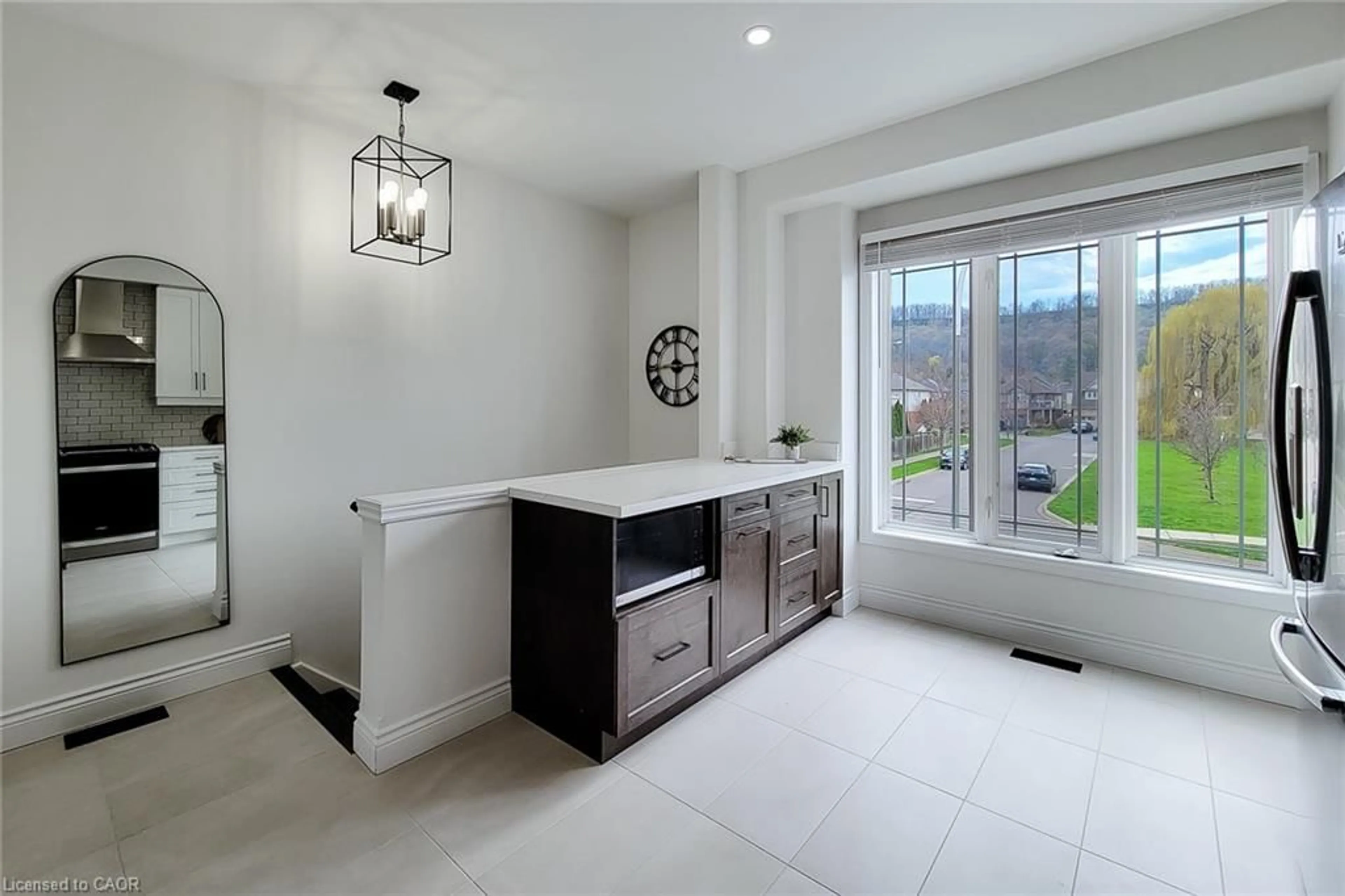 Open concept kitchen, ceramic/tile floor for 75 Willow Lane, Grimsby Ontario L3M 0B2