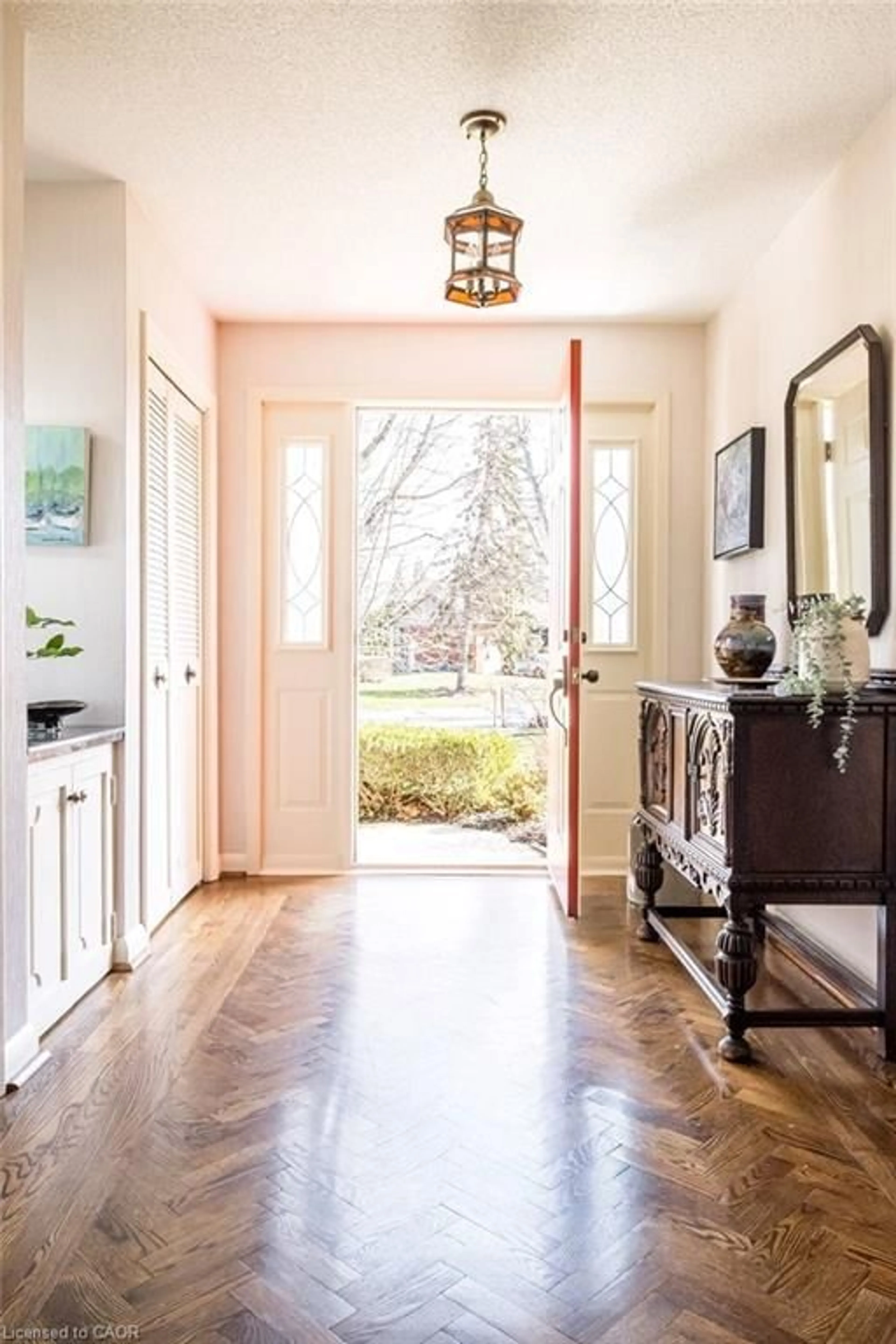 Indoor entryway for 587 Sharalin Crt, Burlington Ontario L7T 2N7