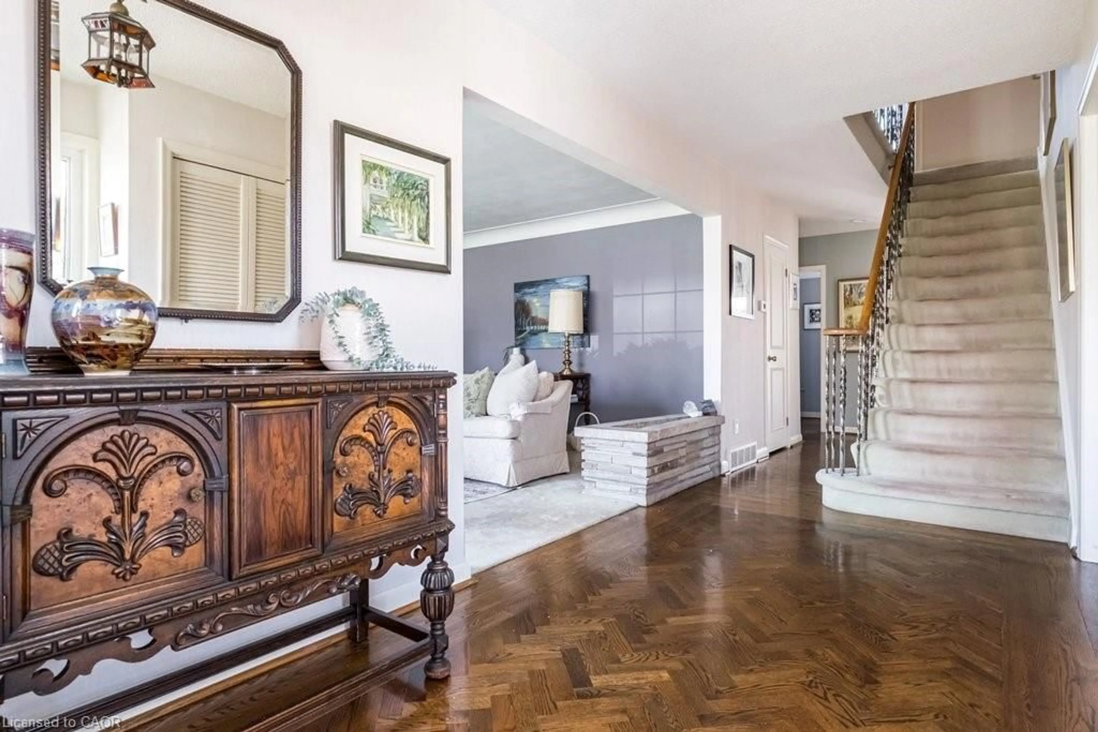 Indoor foyer for 587 Sharalin Crt, Burlington Ontario L7T 2N7