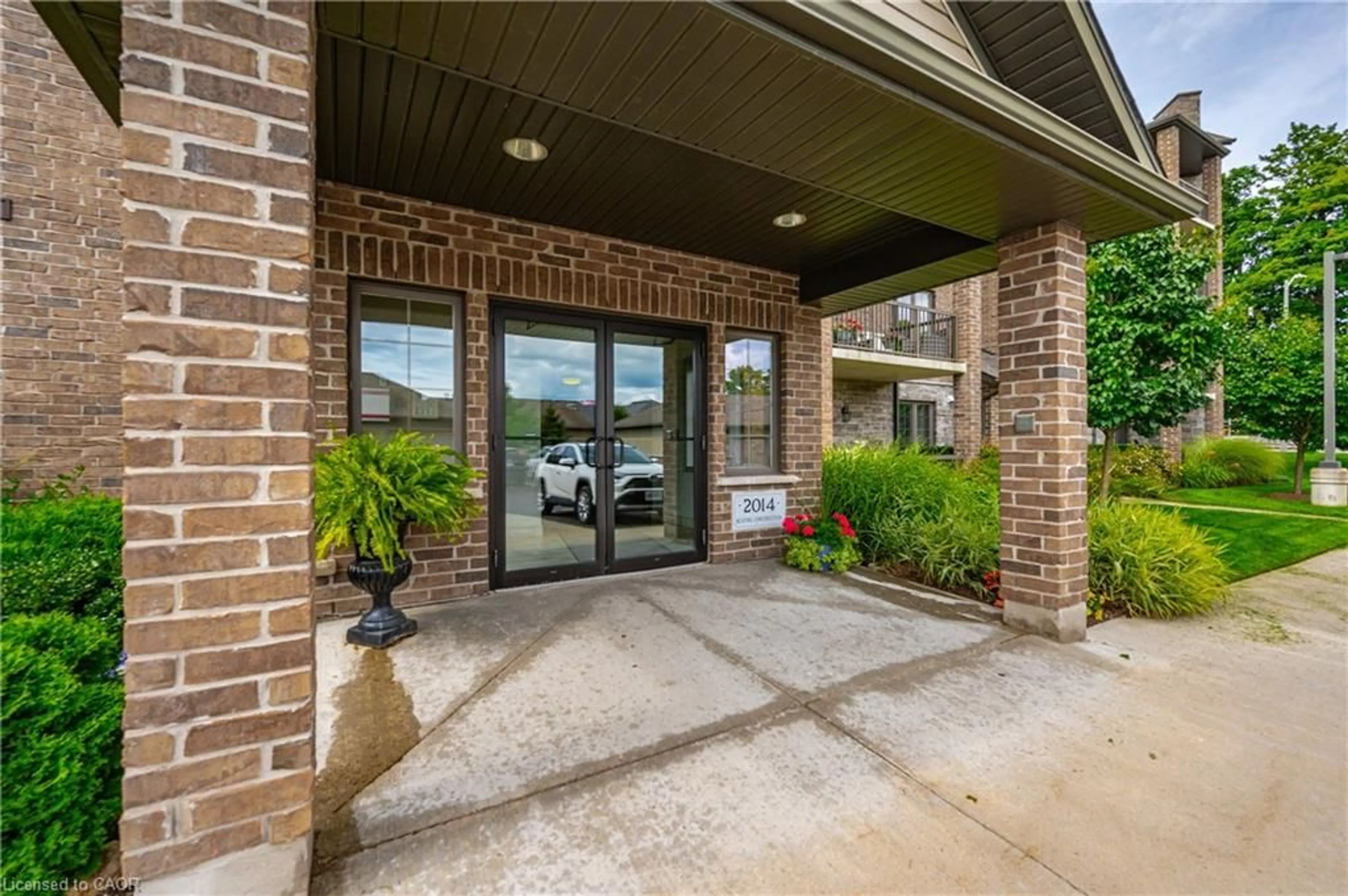 Indoor foyer for 6492 Gerrie Rd #207, Elora Ontario N0B 1S0