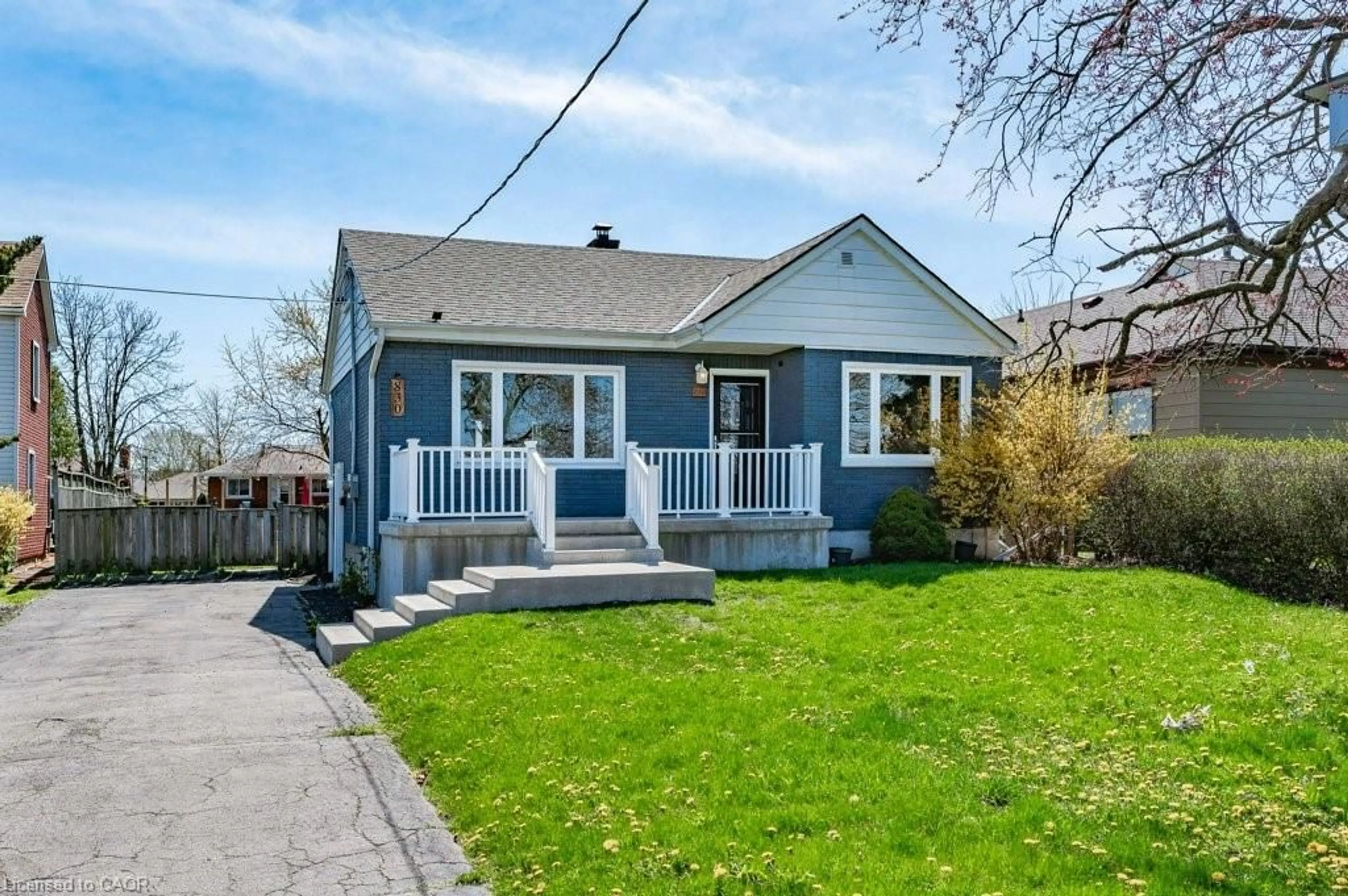 Home with vinyl exterior material, street for 830 Mohawk Rd, Hamilton Ontario L8T 2R5