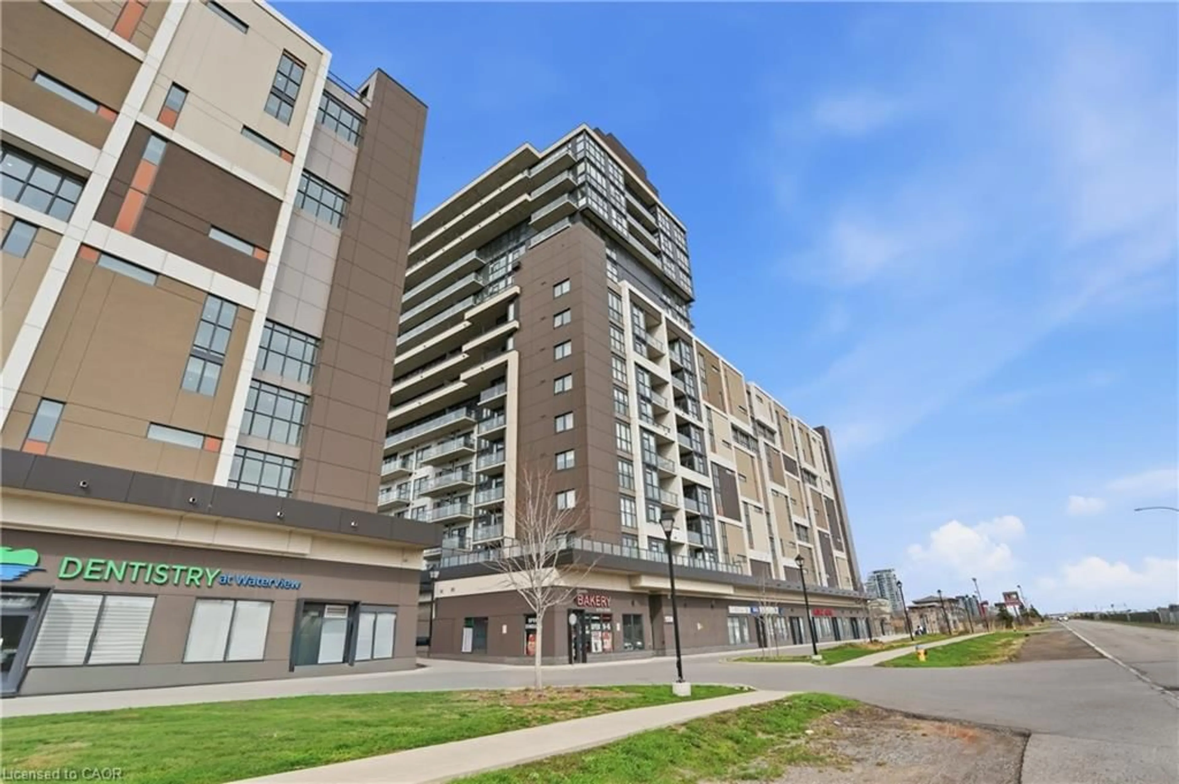 Patio, building for 550 North Service Rd #1504, Grimsby Ontario L3M 0H9