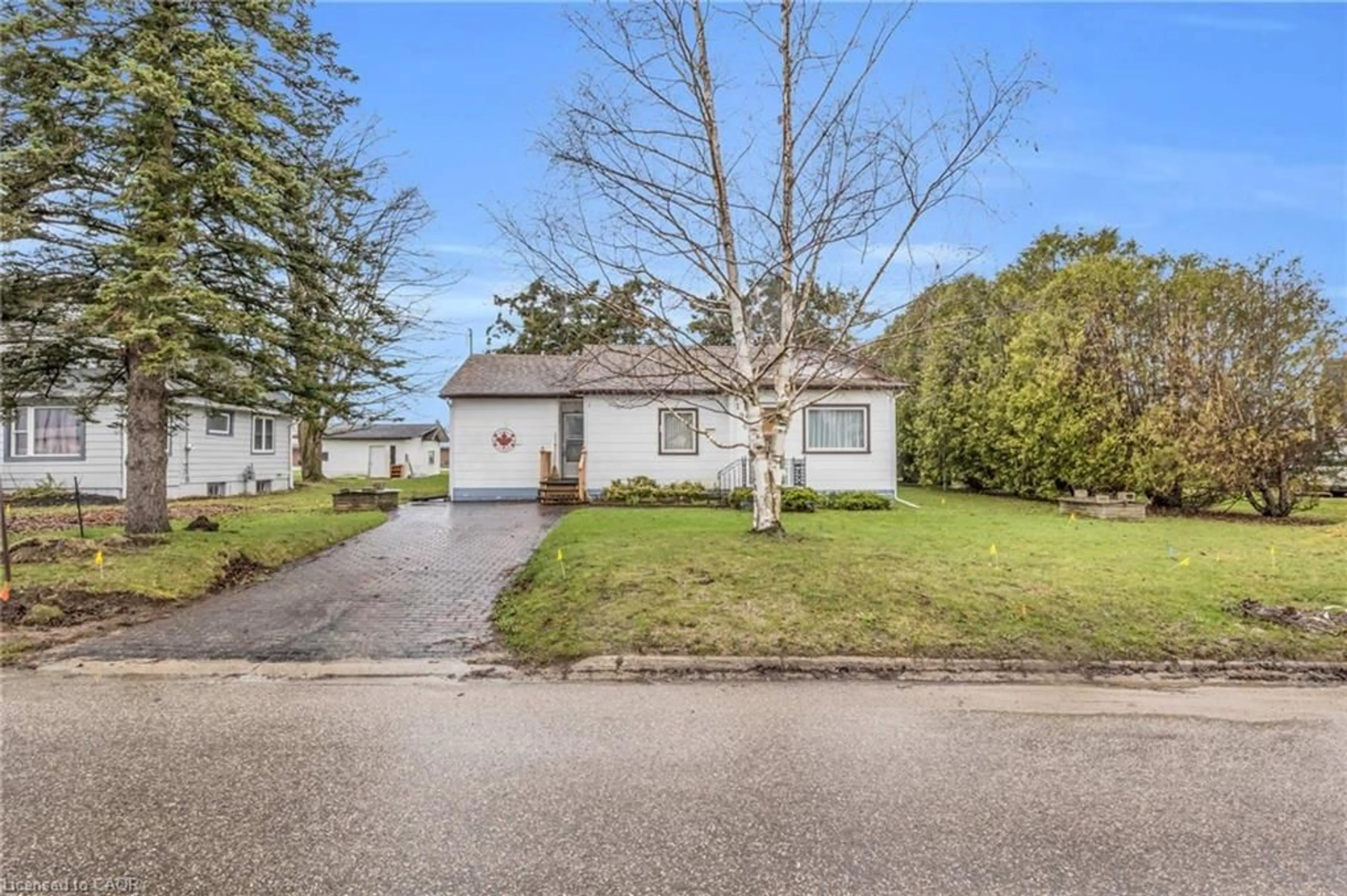 A pic from outside/outdoor area/front of a property/back of a property/a pic from drone, street for 104 King St, Palmerston Ontario N0G 2P0