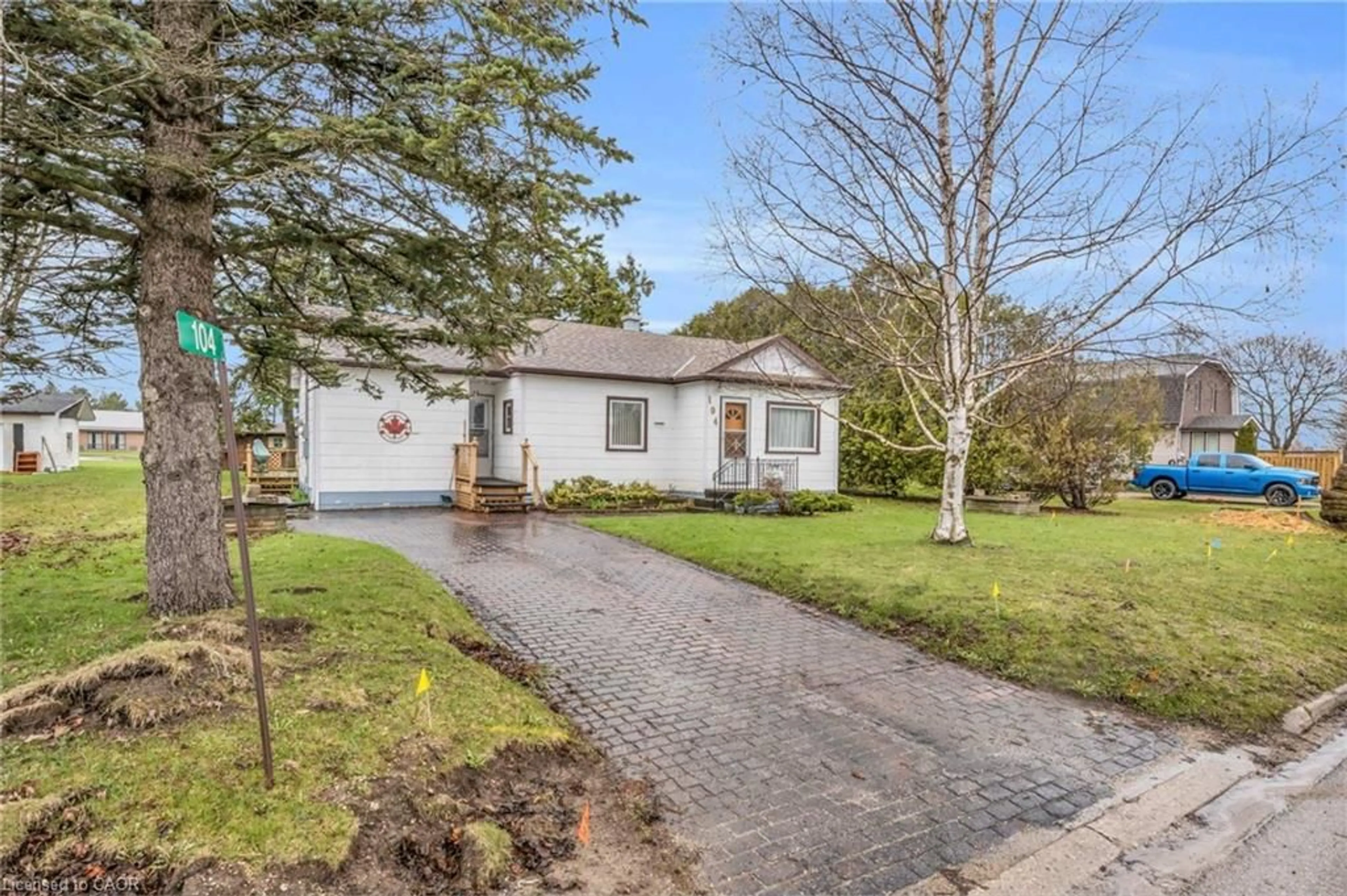 A pic from outside/outdoor area/front of a property/back of a property/a pic from drone, street for 104 King St, Palmerston Ontario N0G 2P0