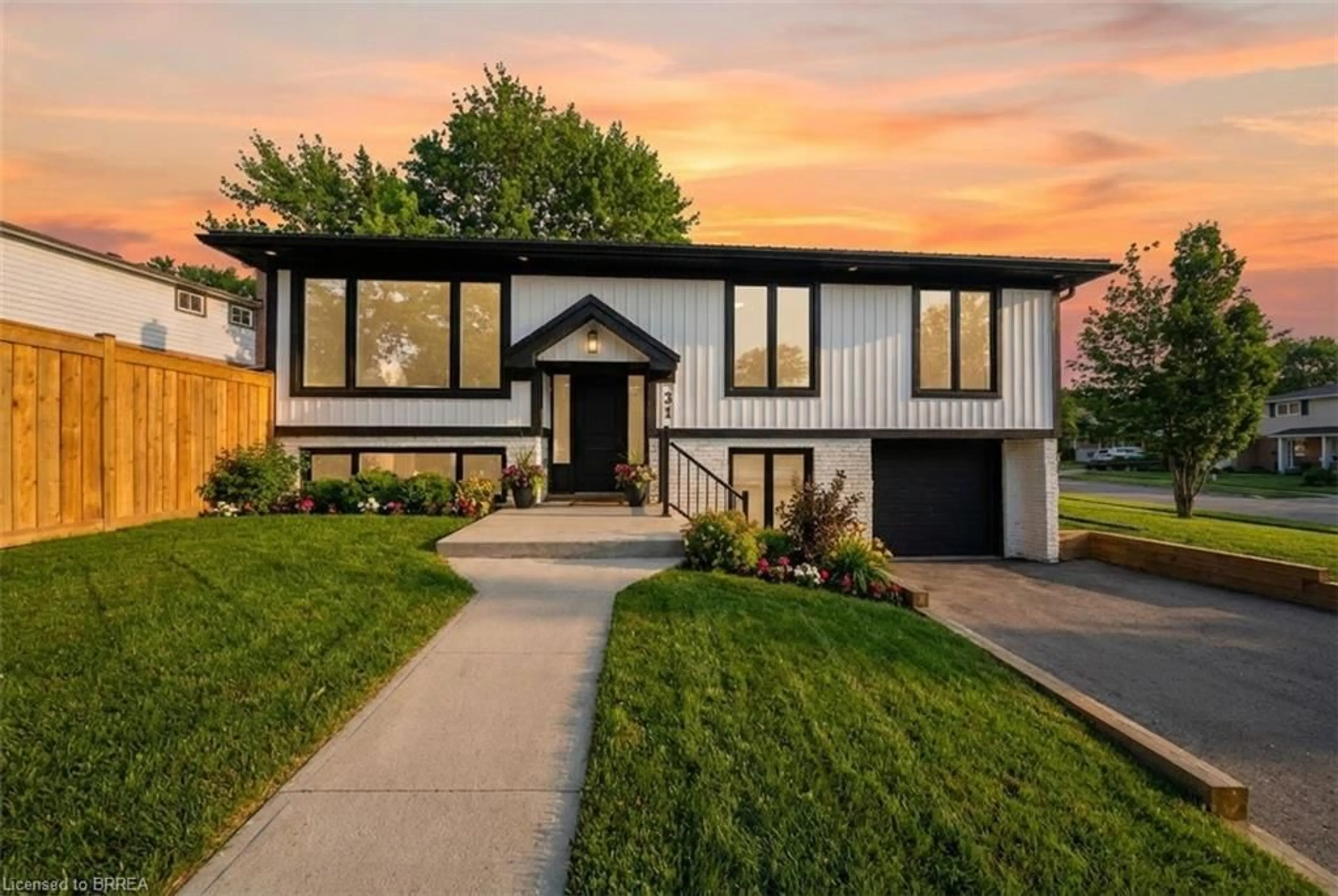 Home with brick exterior material, street for 31 Hillcrest Ave, Brantford Ontario N3T 5Z2