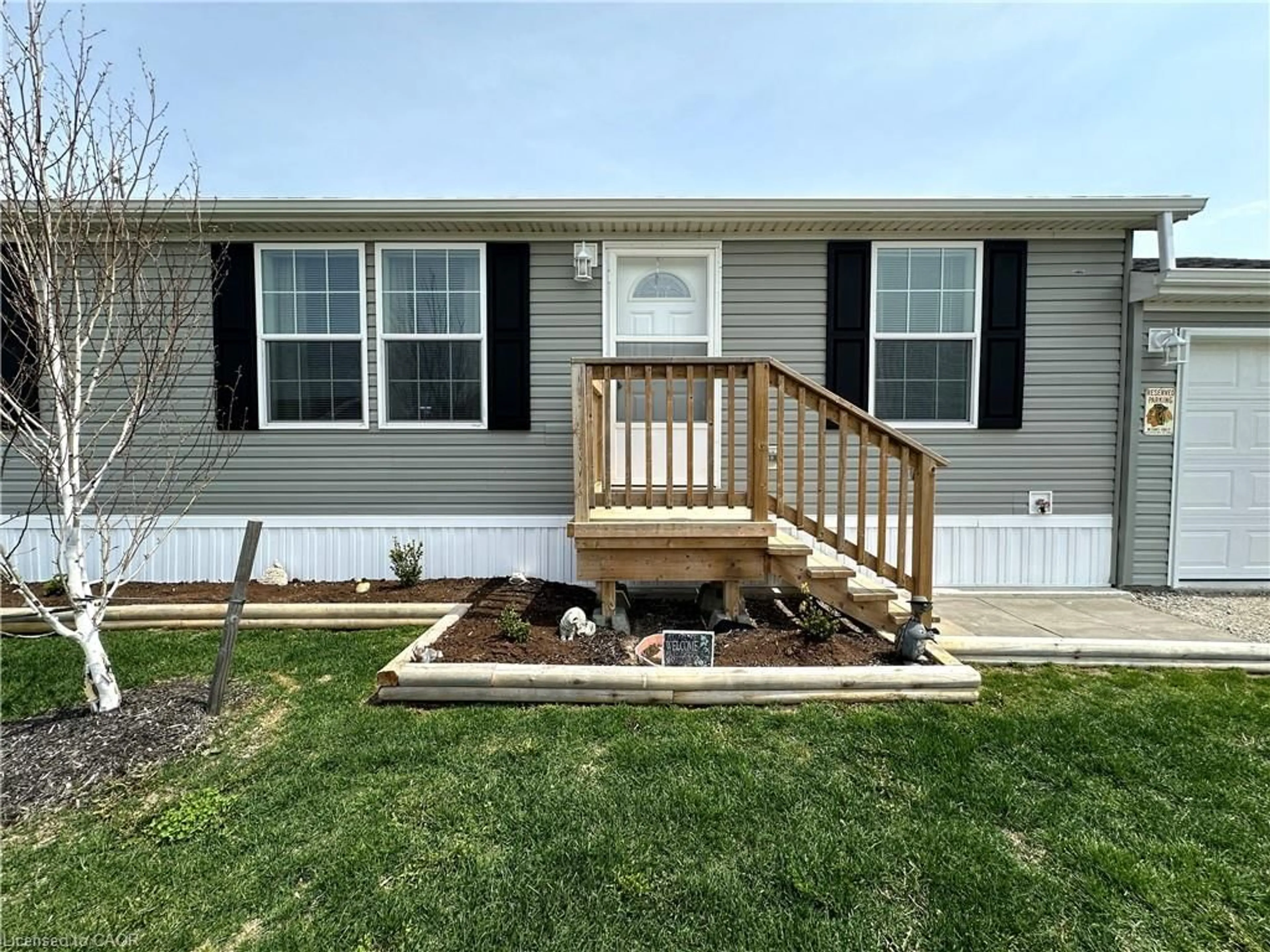 Home with vinyl exterior material, unknown for 14 Copper Beech Dr, Haldimand County Ontario N0A 1L0