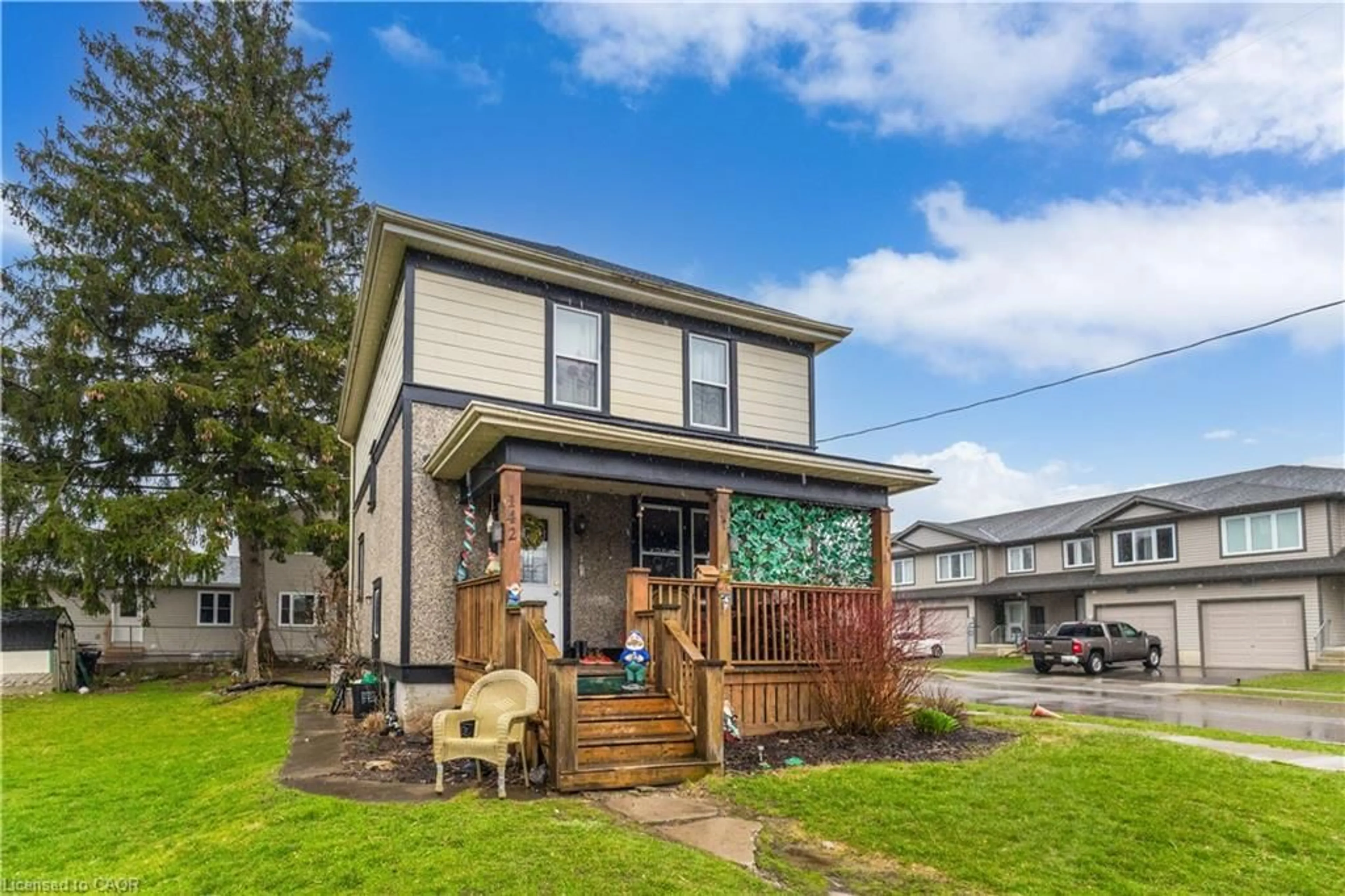 Home with vinyl exterior material, street for 142 Stanley St, Simcoe Ontario N3Y 1M7